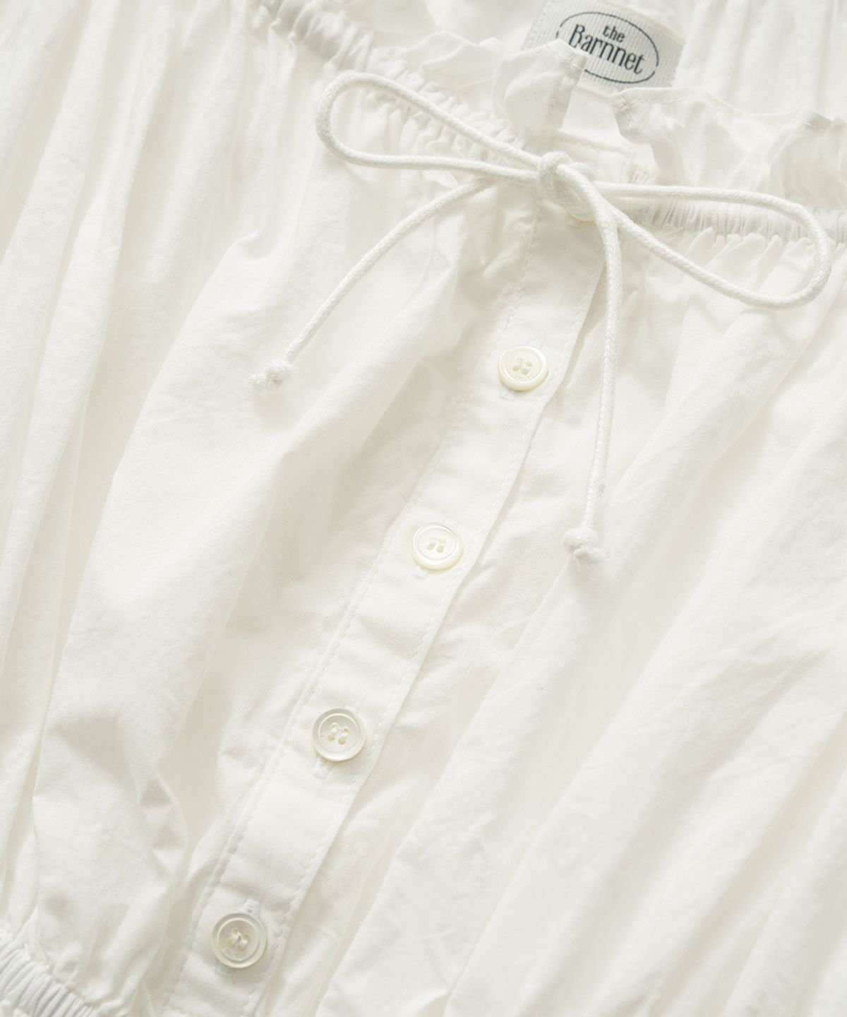 더바넷(THEBARNNET) Liore Frill Button Blouse_Ivory