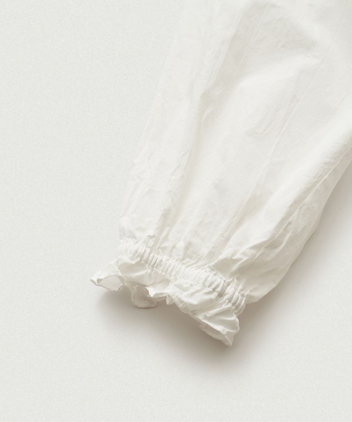 더바넷(THEBARNNET) Liore Frill Button Blouse_Ivory