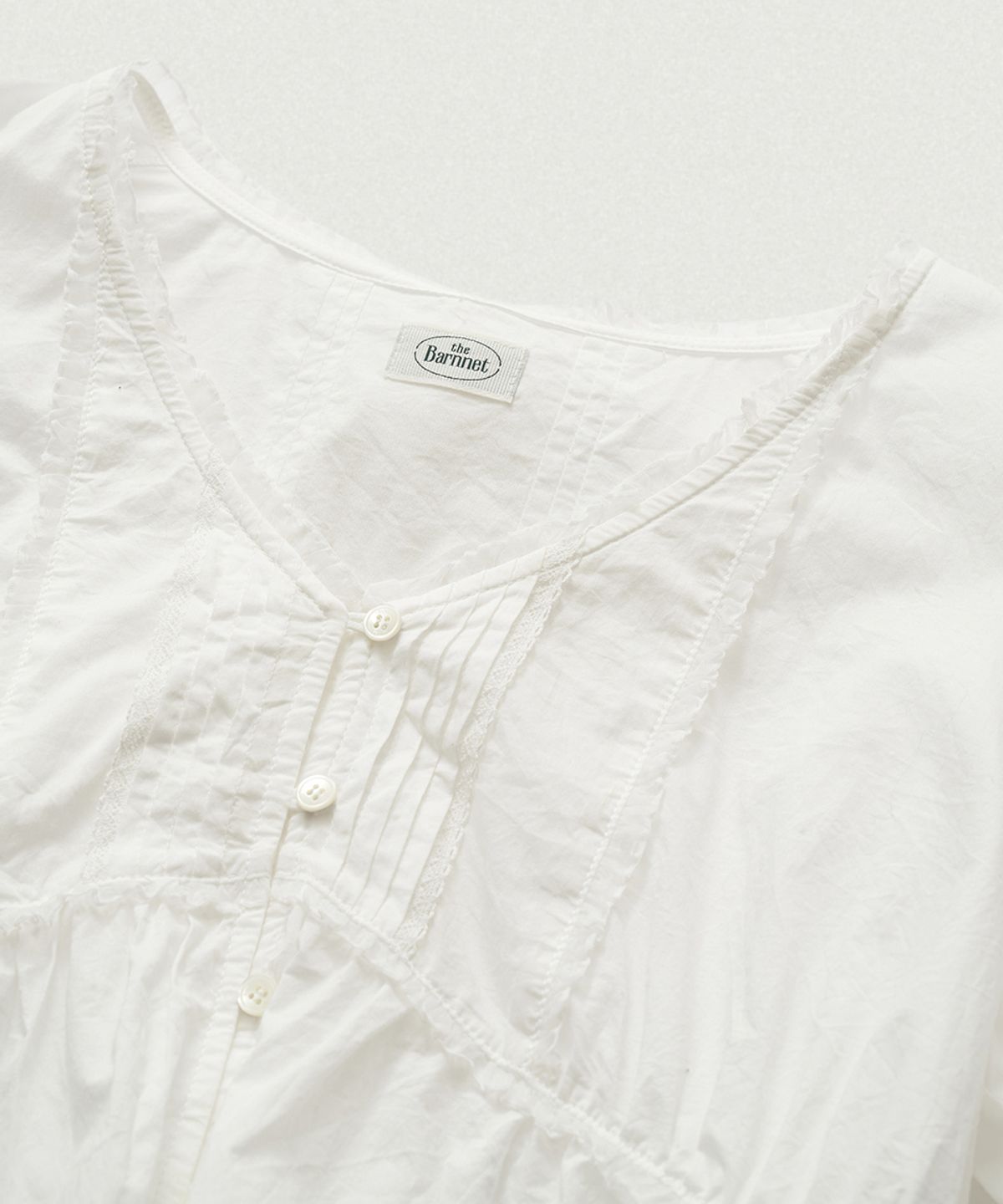 더바넷(THEBARNNET) Renelle Lace Tie Blouse