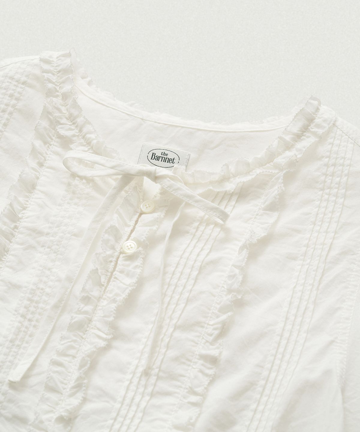 더바넷(THEBARNNET) Pevia Frill Pintuck Blouse