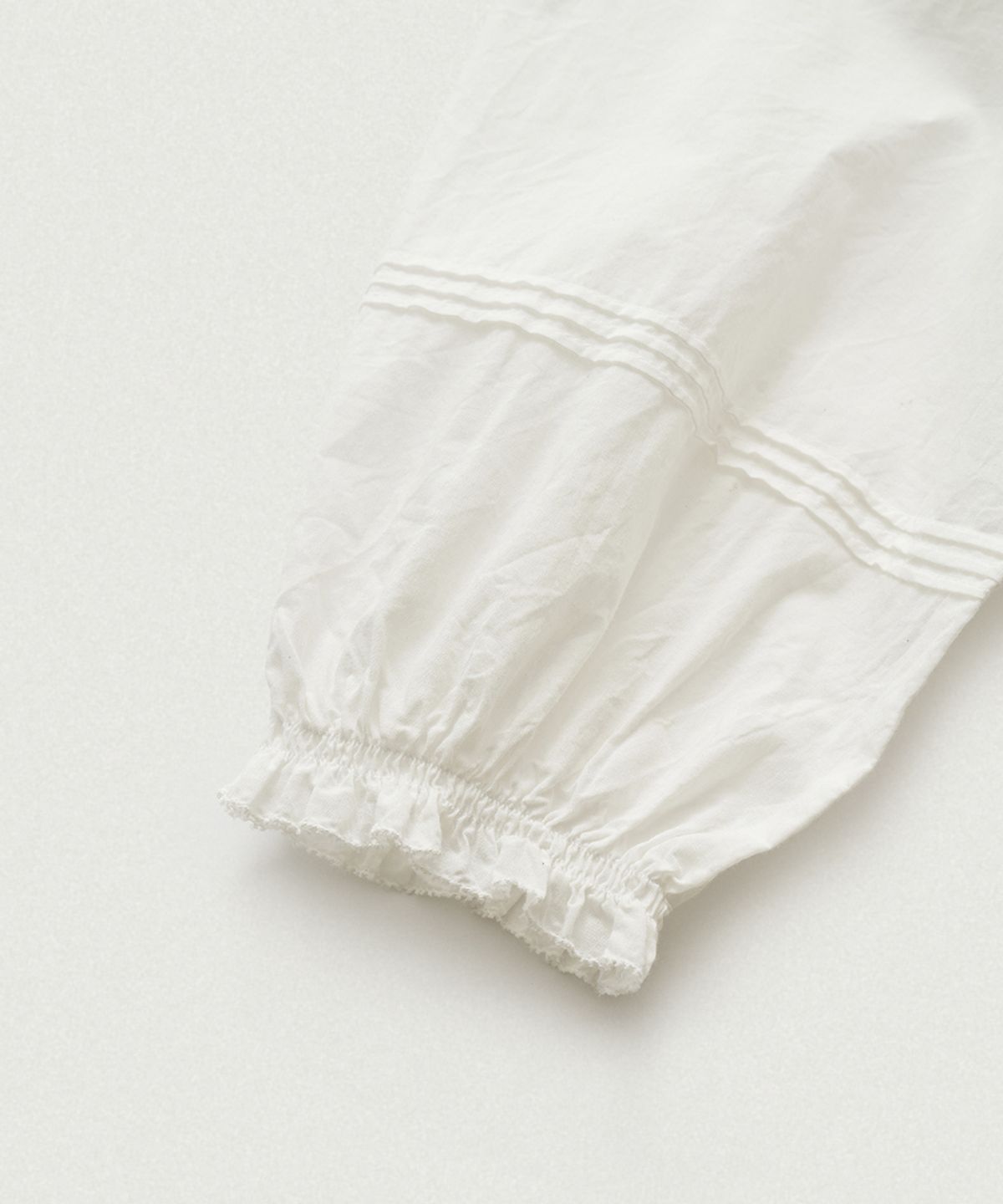 더바넷(THEBARNNET) Pevia Frill Pintuck Blouse