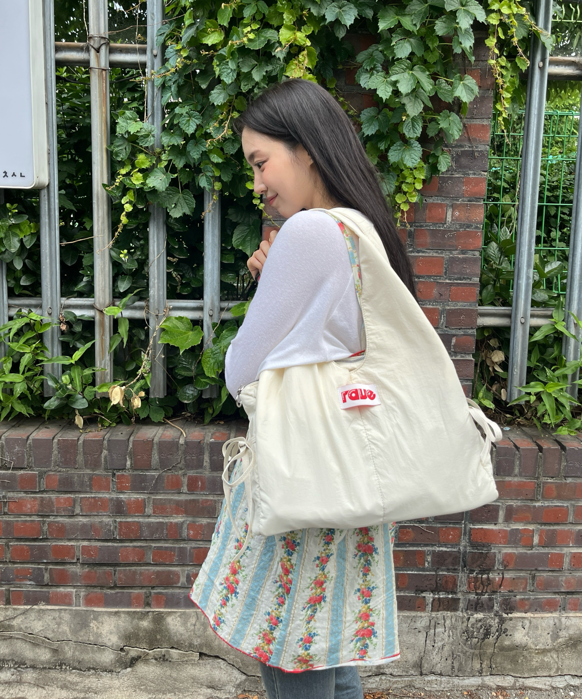 러브레이브리브(LOVERAVELIVE) 럽레리 4 포켓 리본 숄더 보부백 (아이보리)