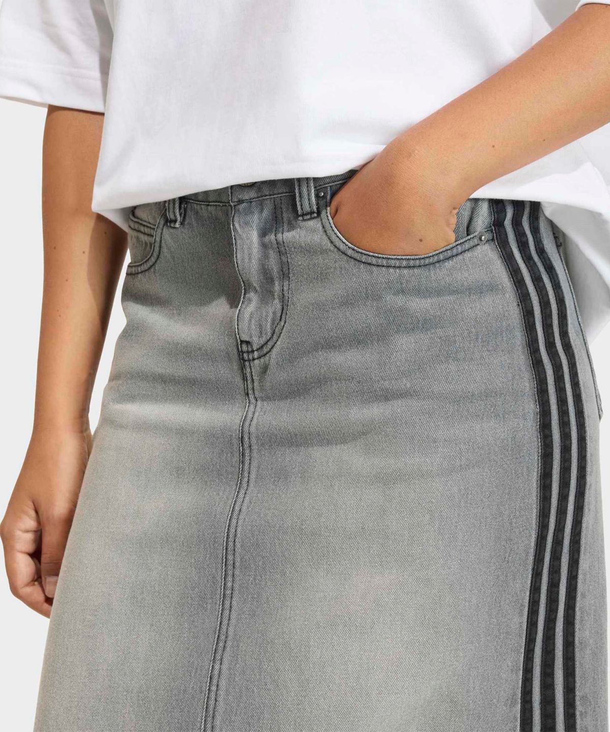 아디다스(ADIDAS) 3-스트라이프 팬슬 데님 스커트 - 워싱그레이데님 / KD2929