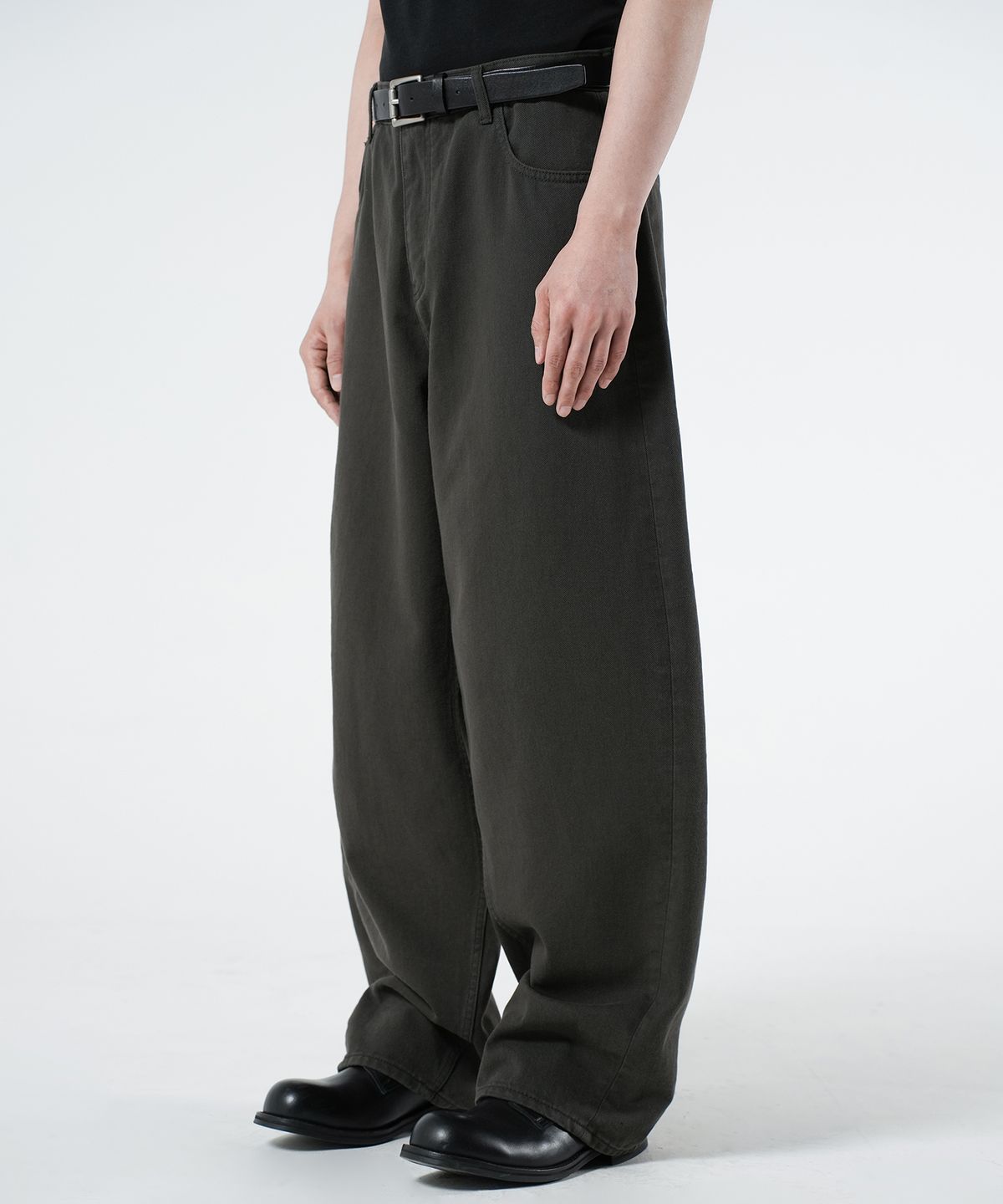 브랜디드(BRANDED) WIDE CURVED COTTON PANTS [CHARCOAL]