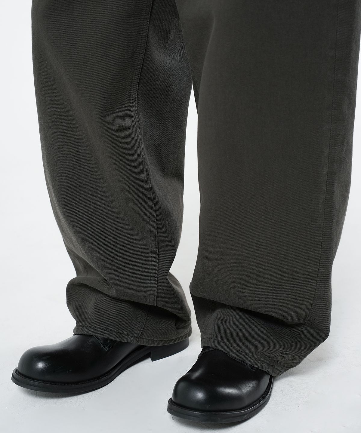 브랜디드(BRANDED) WIDE CURVED COTTON PANTS [CHARCOAL]
