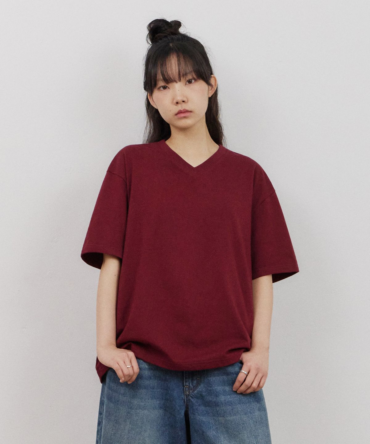 어반스터프(URBANSTOFF) 에센셜 브이넥 티 (버건디)