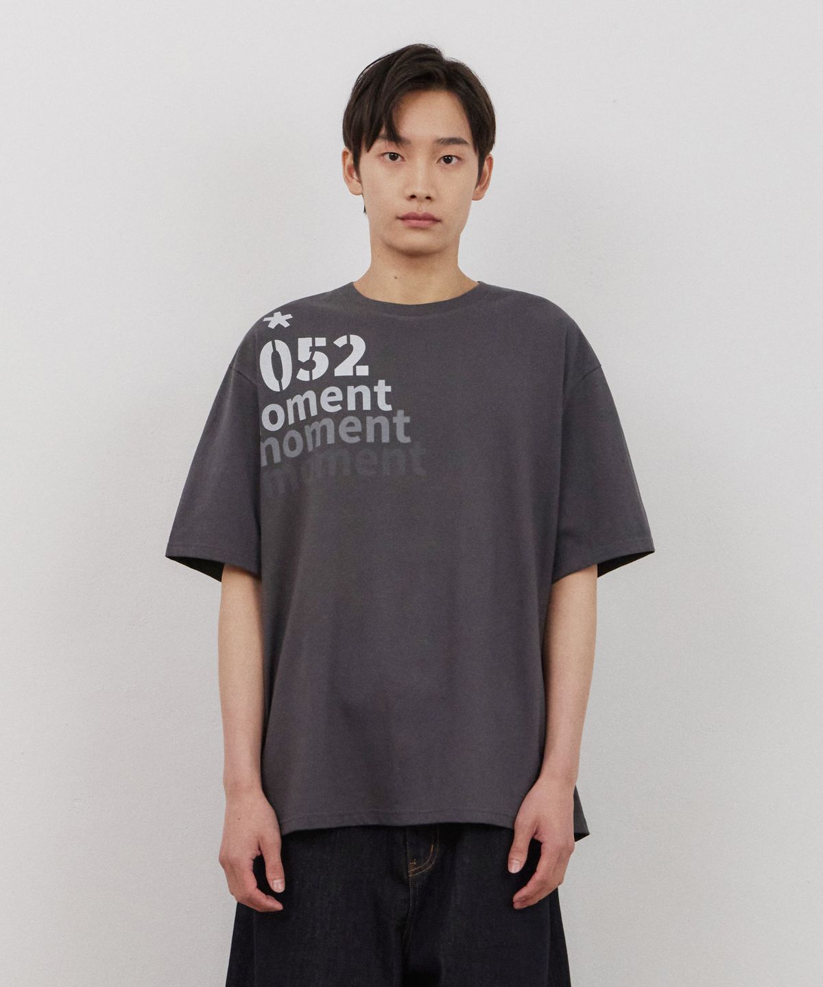 어반스터프(URBANSTOFF) 모먼트 그라데이션 티 (챠콜)