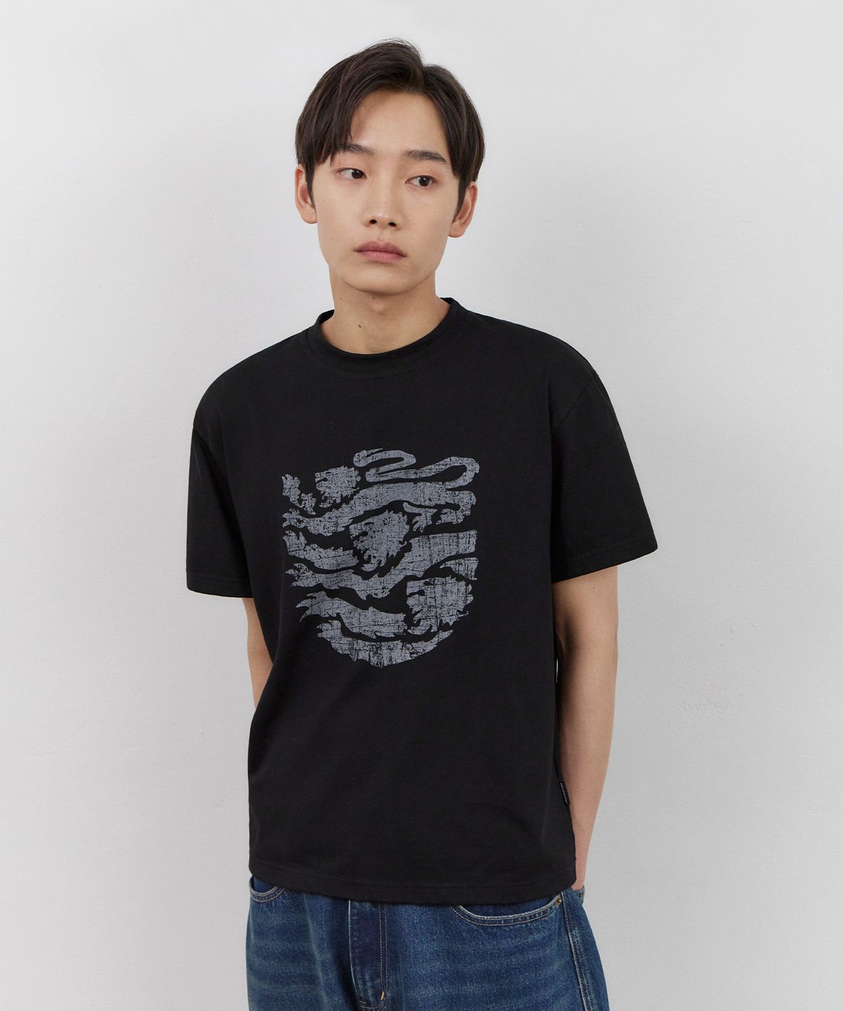 어반스터프(URBANSTOFF) 크랙 아트워크 베이비 티 (블랙)