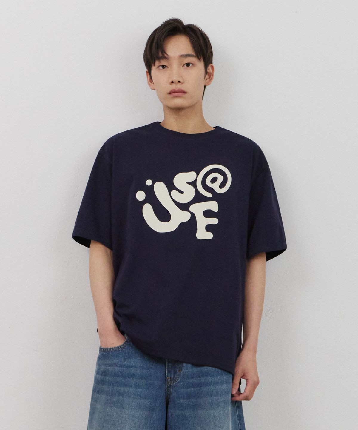 어반스터프(URBANSTOFF) 타이포 그래픽 티 (네이비)