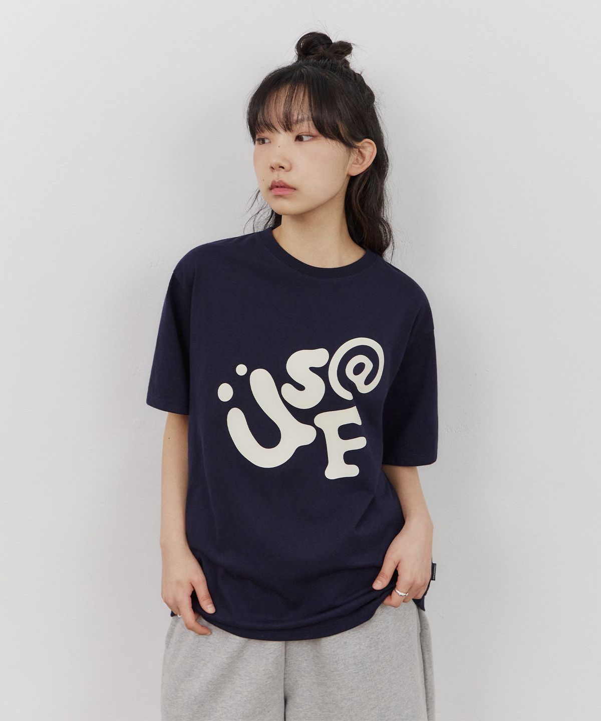 어반스터프(URBANSTOFF) 타이포 그래픽 티 (네이비)
