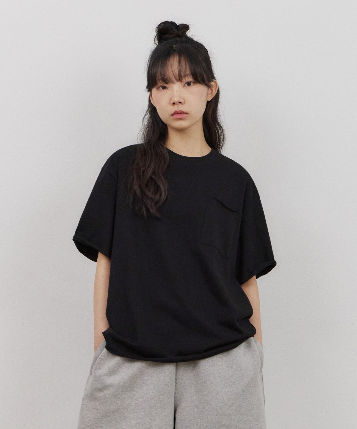 어반스터프(URBANSTOFF) 컷 오프 크롭 박스 티 (블랙)