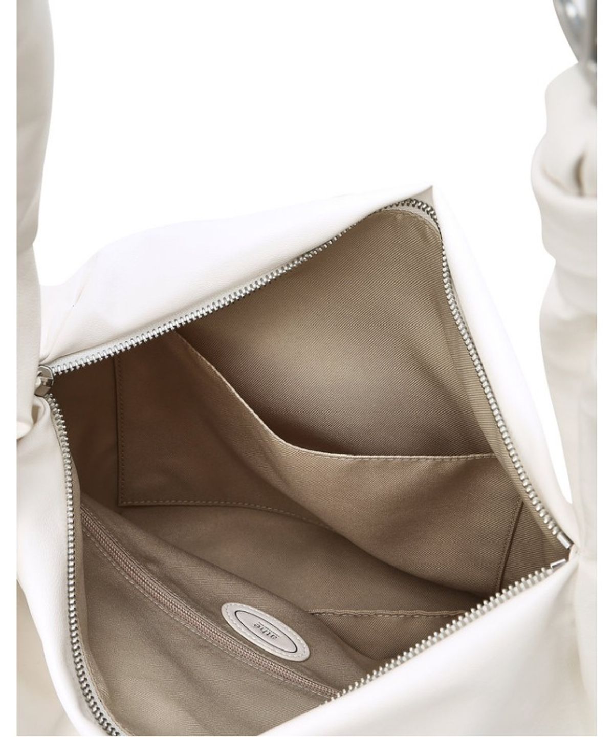 아떼 바네사브루노(ATHE VANESSABRUNO) [PLI] 화이트 포 레더(faux-leather) 플리 2-WAY 숄더백 겸 크로스백 L AABA6E833WT