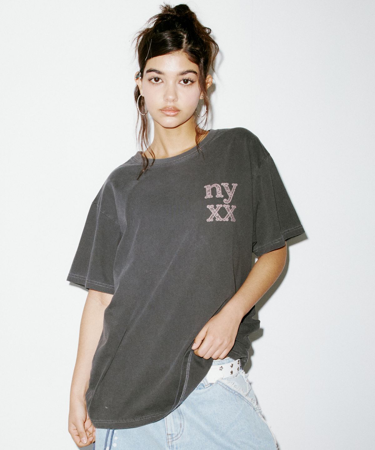 엔와이엑스엑스(NYXX) LACE LOGO TEE CHARCOAL
