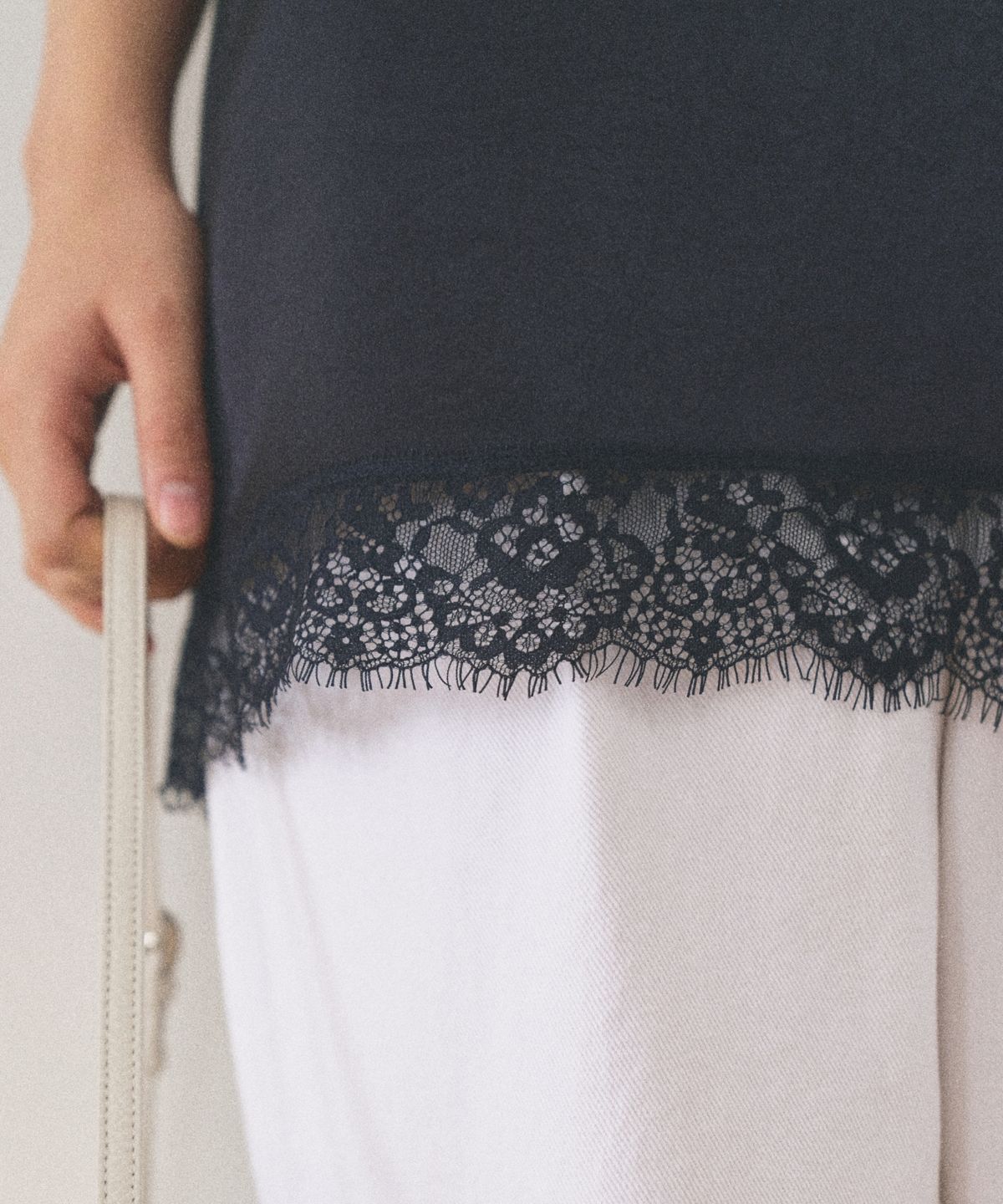 망고매니플리즈(MANGO MANY PLEASE) SHOWY LACE TOP_NAVY