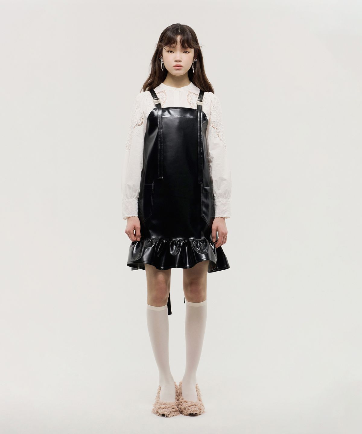 에이프런웨이(AIFERUNWAY) 에나멜 프릴 에이프런 블랙