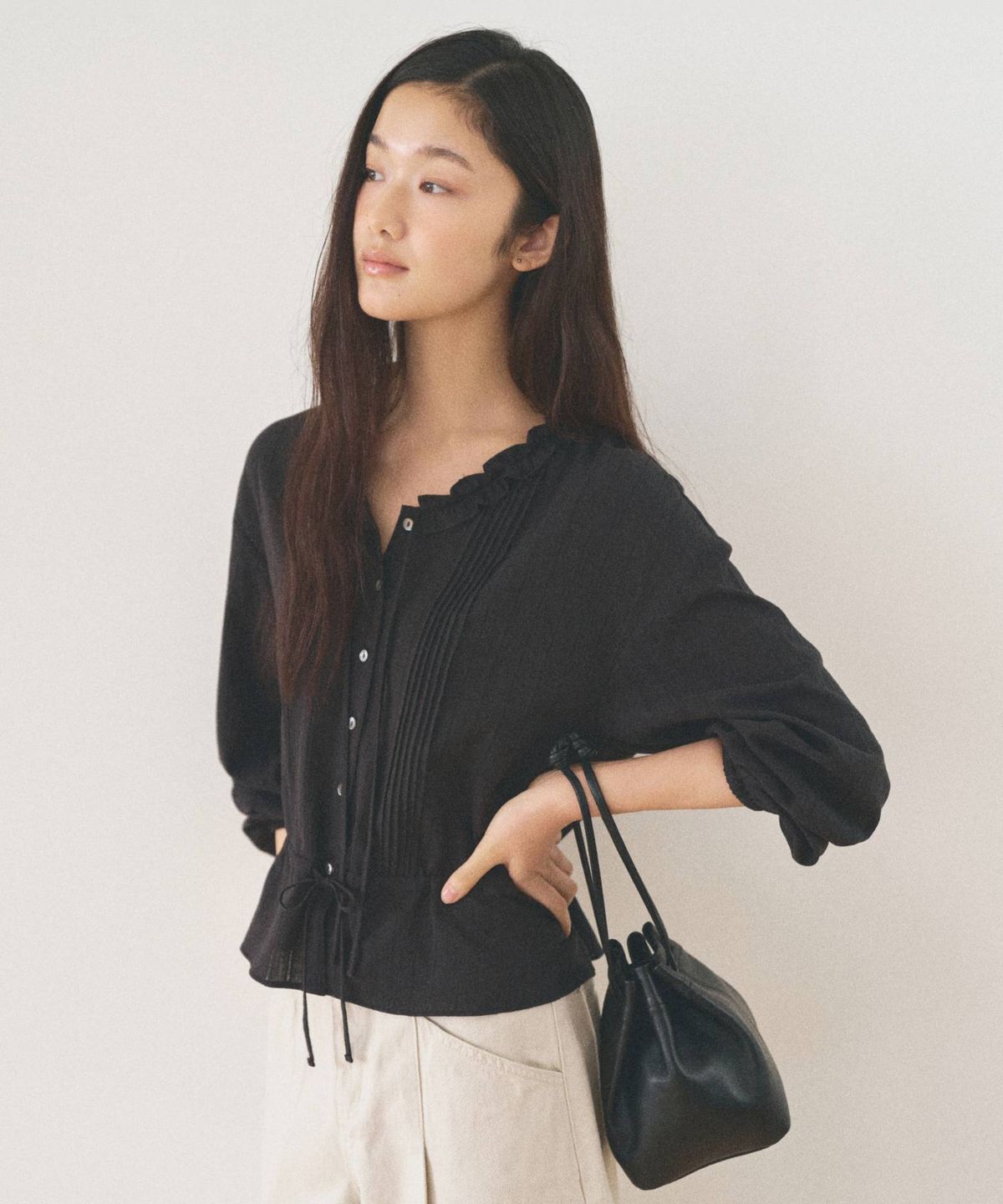 망고매니플리즈(MANGO MANY PLEASE) ONCE FRILL BLOUSE_BLACK