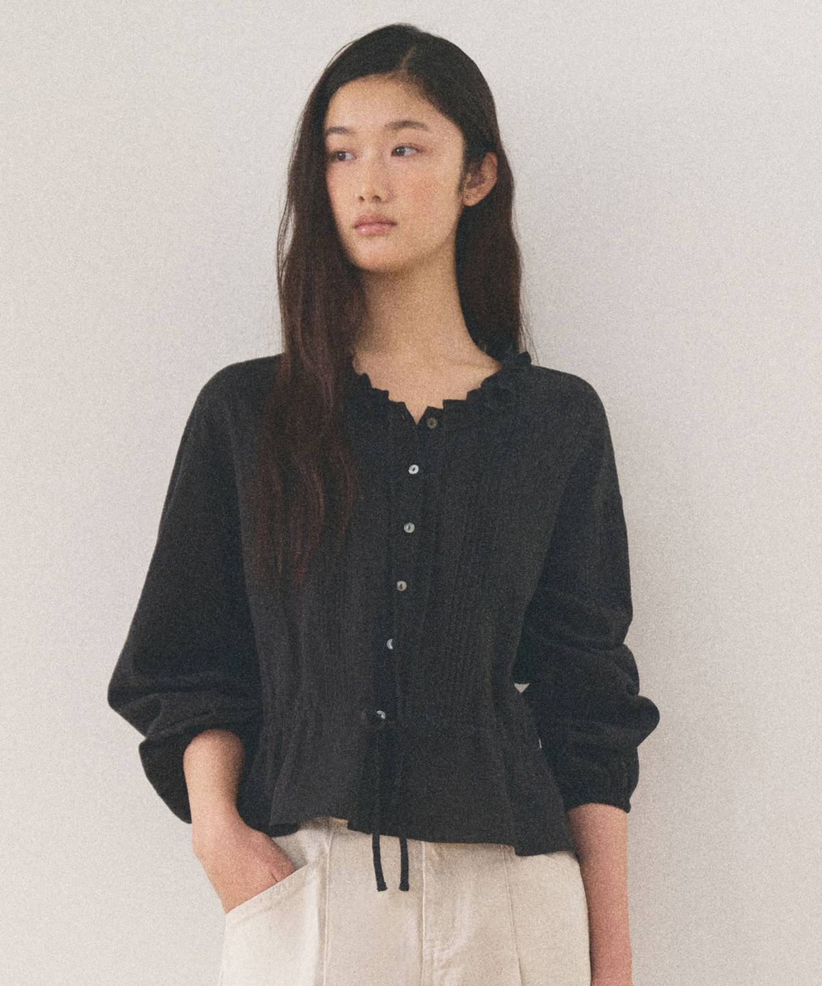 망고매니플리즈(MANGO MANY PLEASE) ONCE FRILL BLOUSE_BLACK