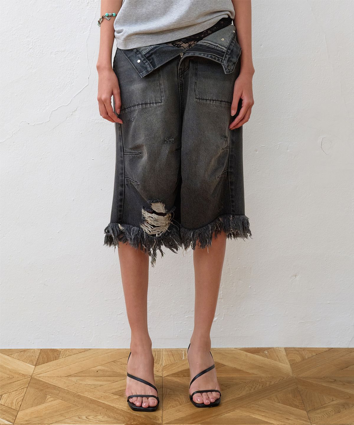 더바이닐하우스(THEVINYLHOUSE) DESTROYED DENIM SHORTS BLACK