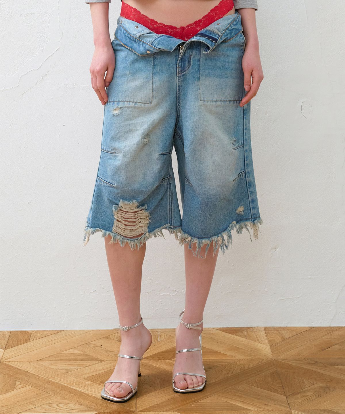 더바이닐하우스(THEVINYLHOUSE) DESTROYED DENIM SHORTS LIGHT BLUE