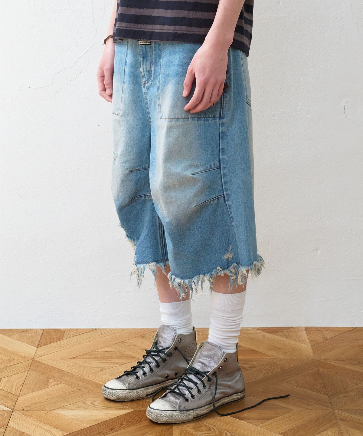 더바이닐하우스(THEVINYLHOUSE) DESTROYED DENIM SHORTS LIGHT BLUE