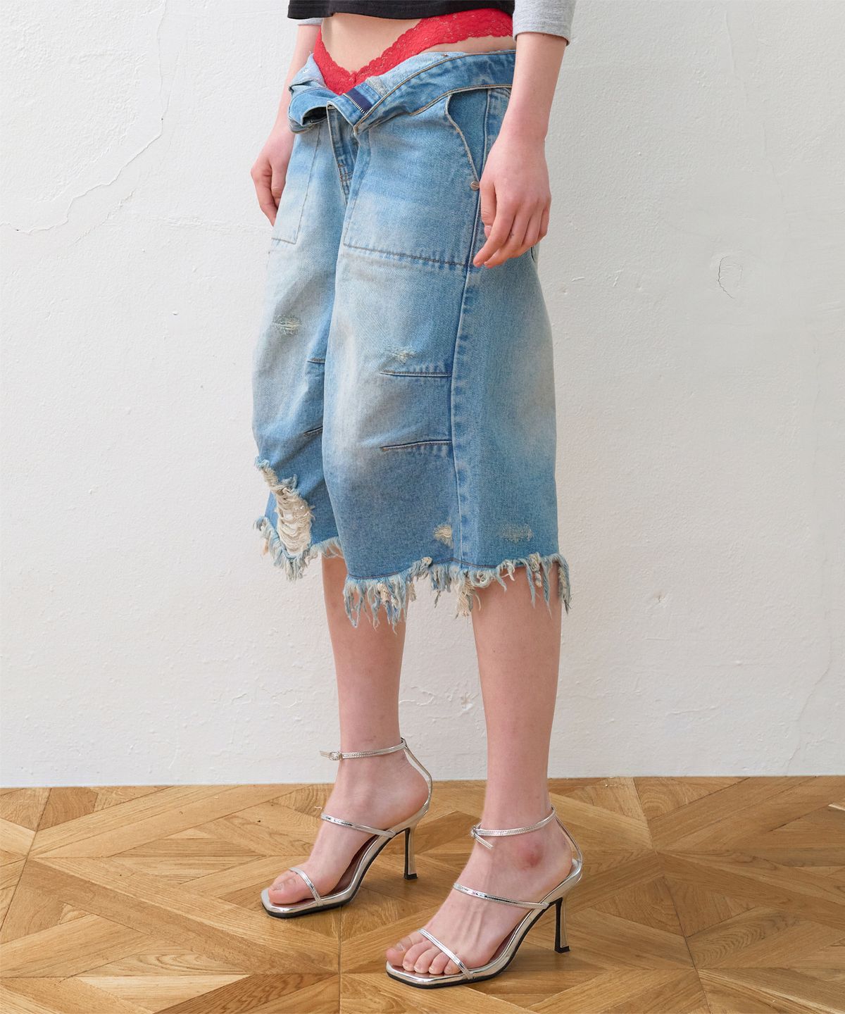 더바이닐하우스(THEVINYLHOUSE) DESTROYED DENIM SHORTS LIGHT BLUE