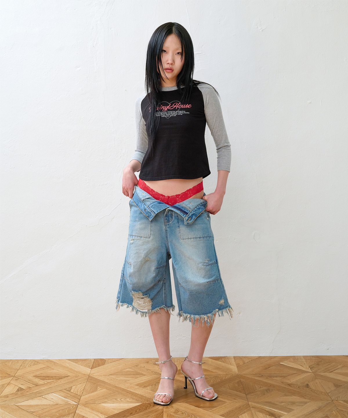 더바이닐하우스(THEVINYLHOUSE) DESTROYED DENIM SHORTS LIGHT BLUE