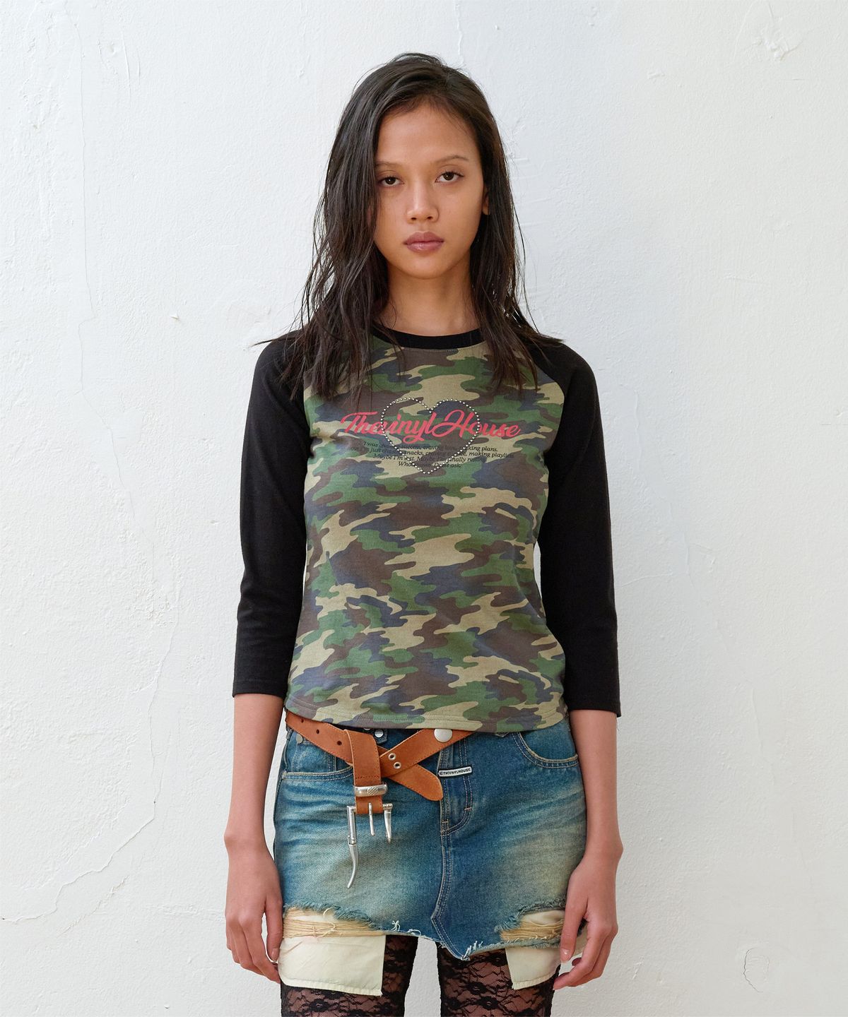 더바이닐하우스(THEVINYLHOUSE) LOVE RAGLAN LS TEE (W) CAMO