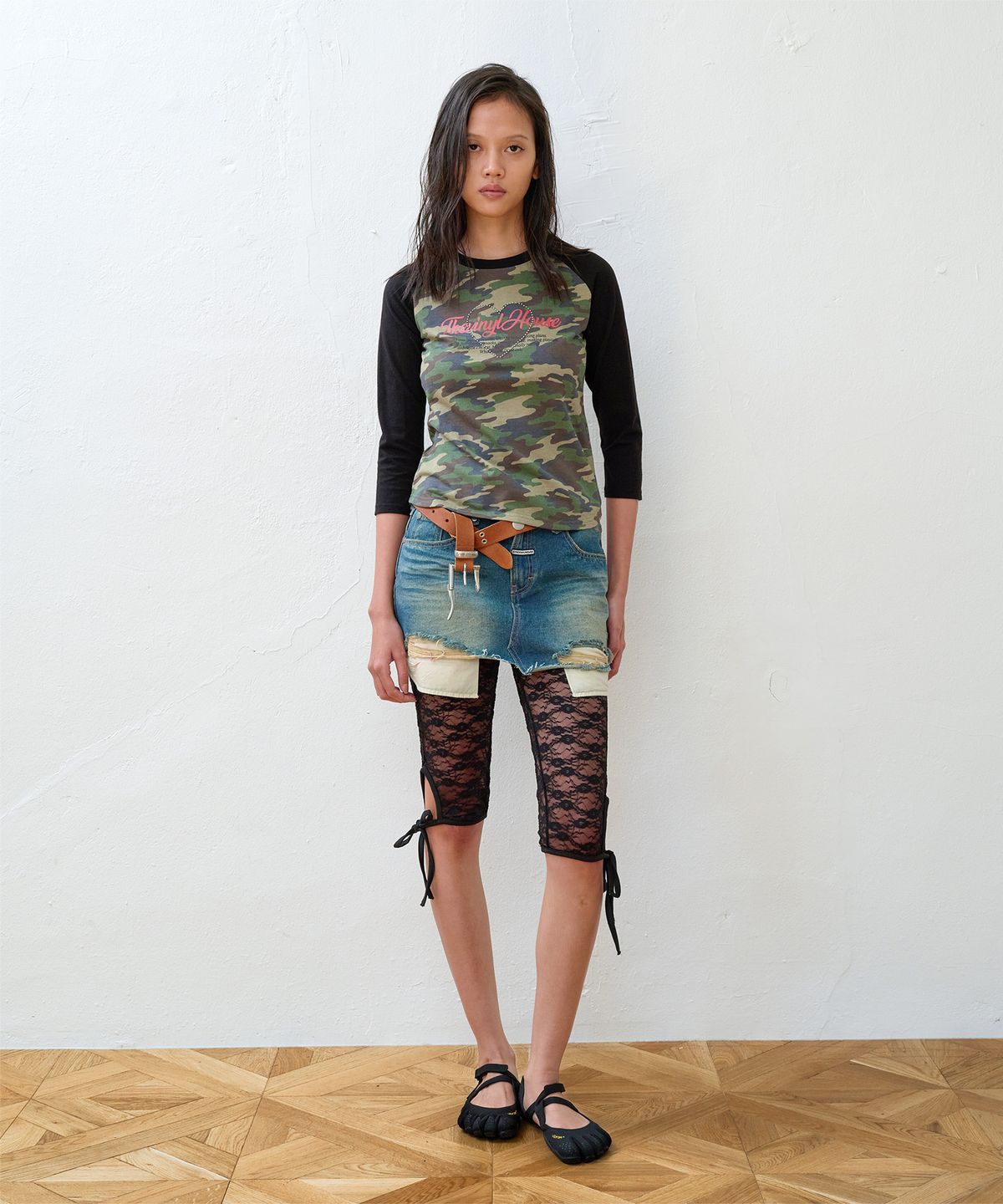 더바이닐하우스(THEVINYLHOUSE) LOVE RAGLAN LS TEE (W) CAMO