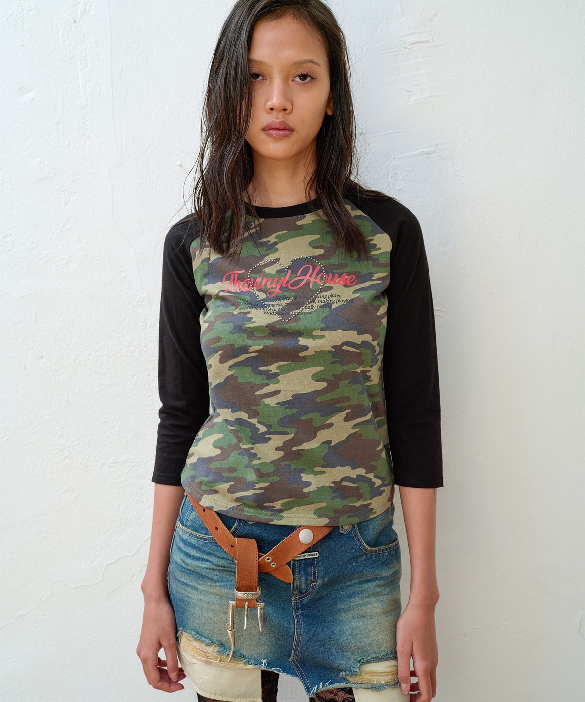 더바이닐하우스(THEVINYLHOUSE) LOVE RAGLAN LS TEE (W) CAMO