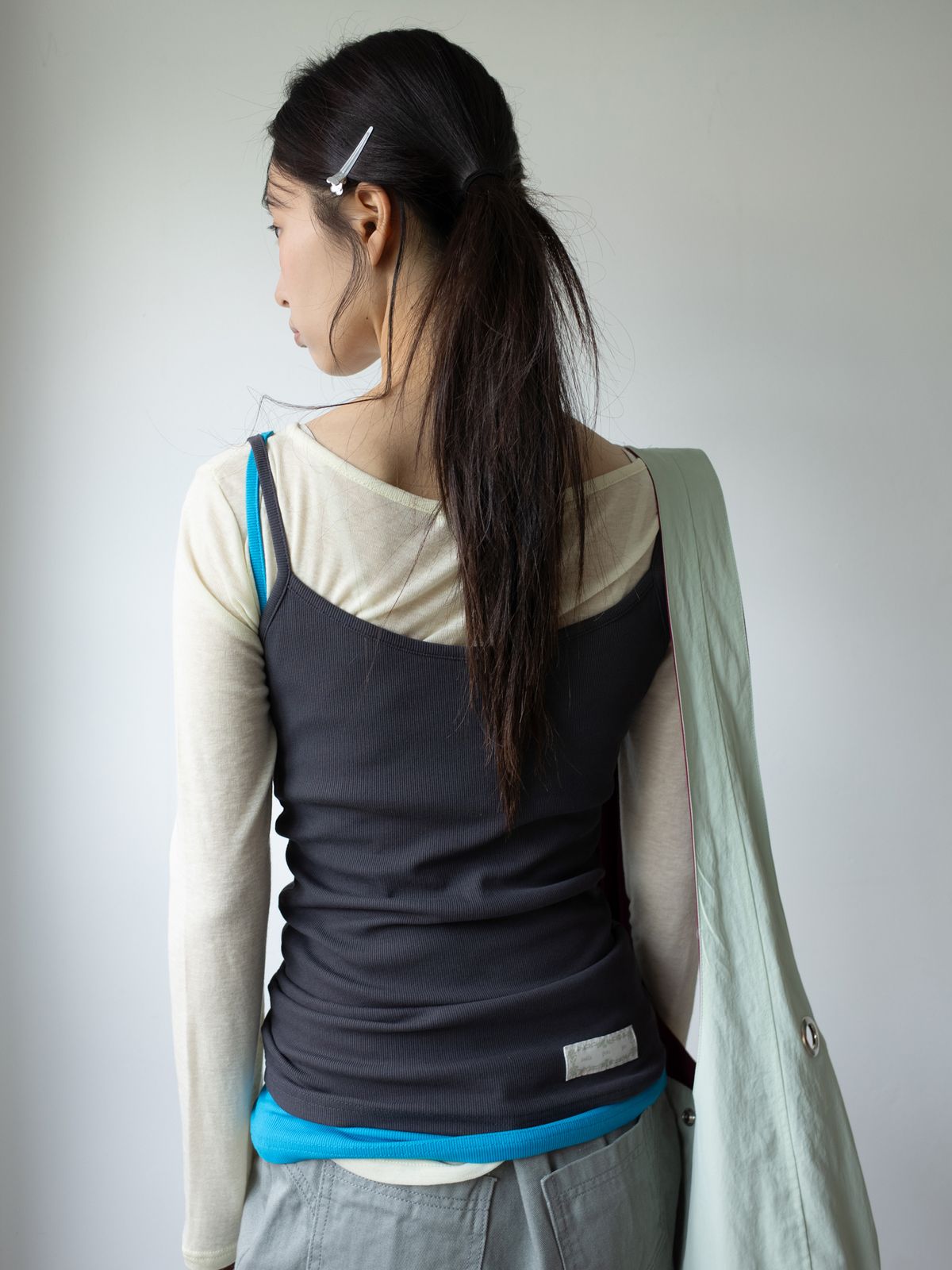 온스카(ONSKA) EASY OPEN BACK SLEEVELESS (CHARCOAL)