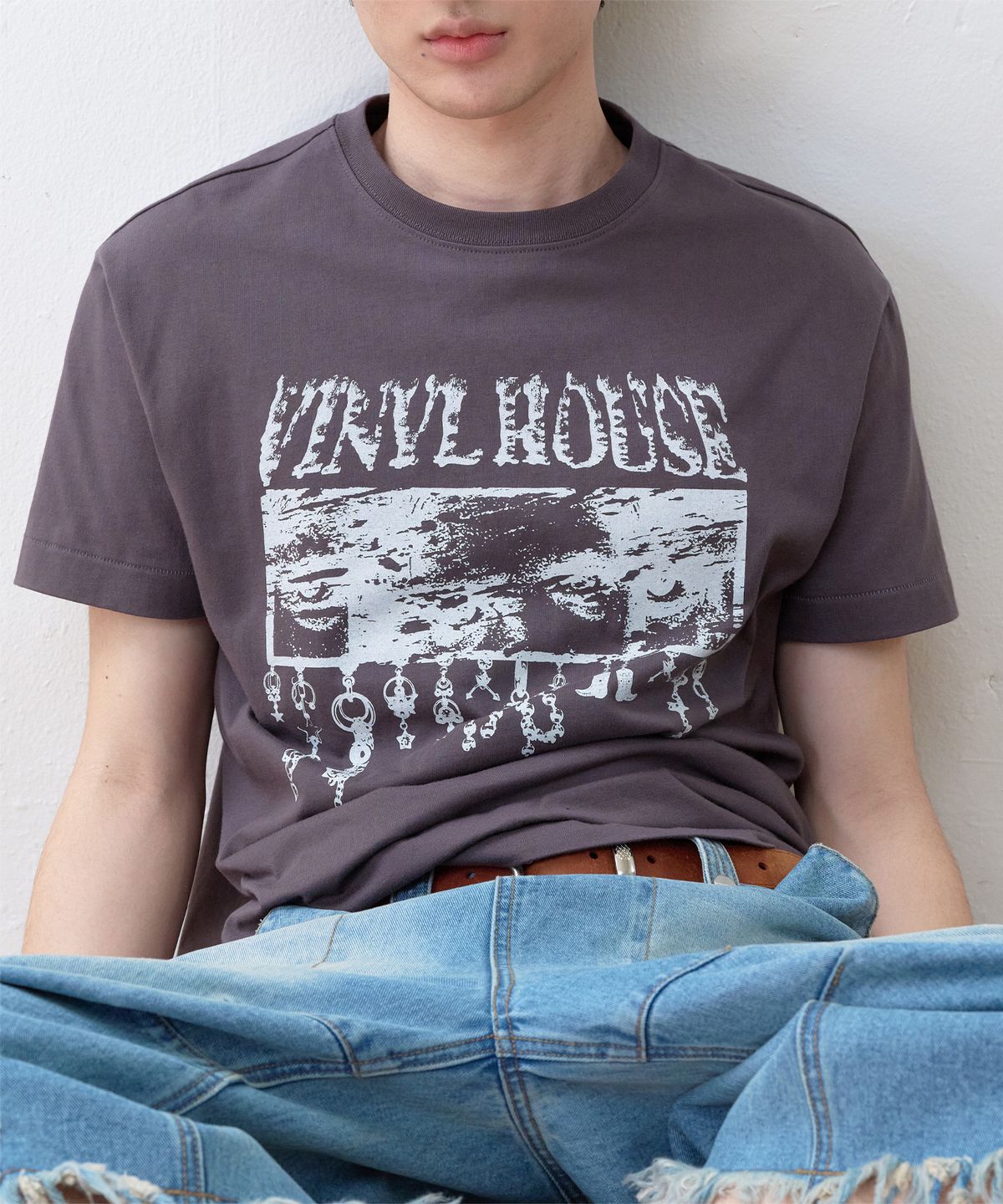 더바이닐하우스(THEVINYLHOUSE) EYES DOWN TEE CHARCOAL