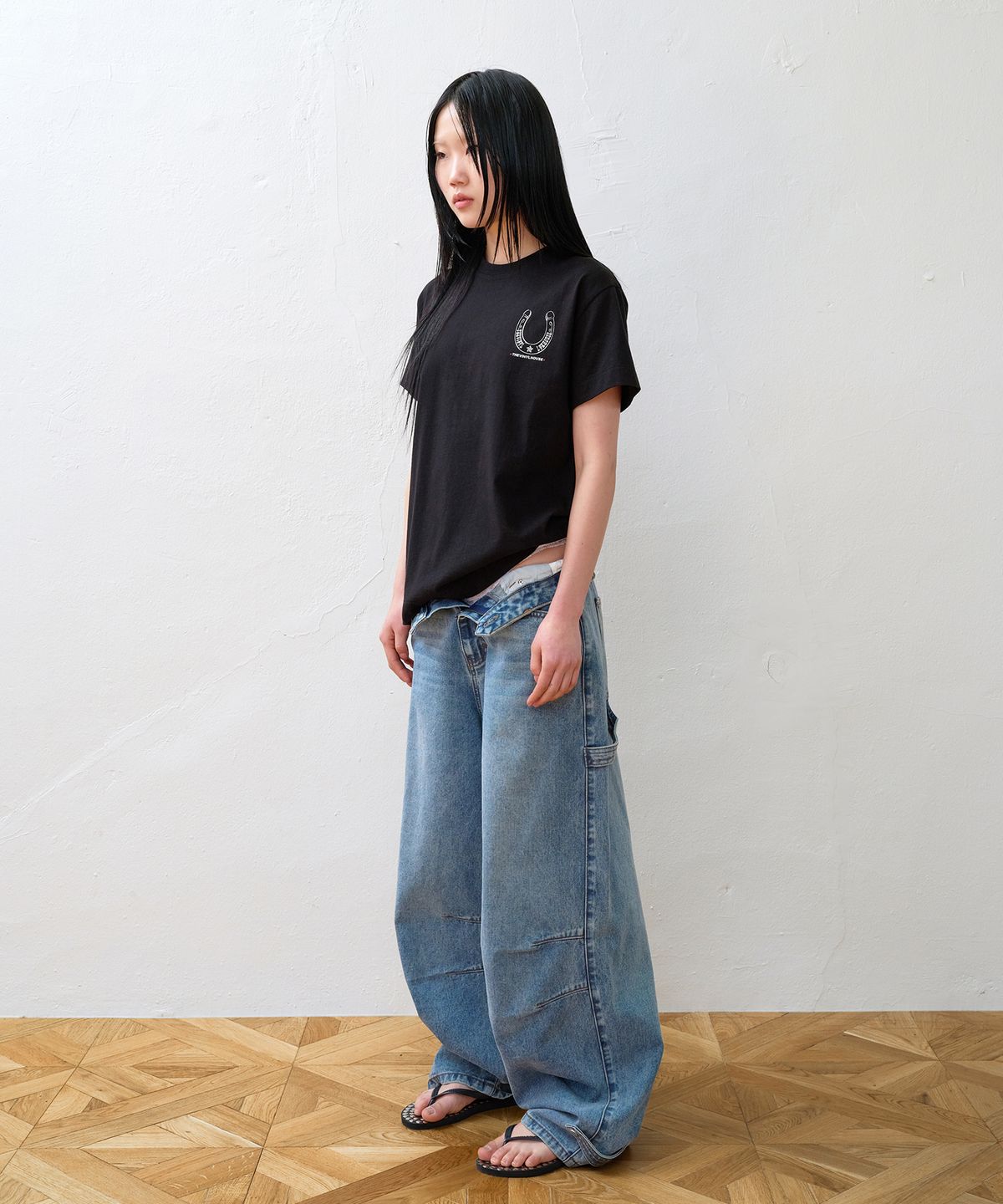 더바이닐하우스(THEVINYLHOUSE) LUCKY HOUSE TEE BLACK