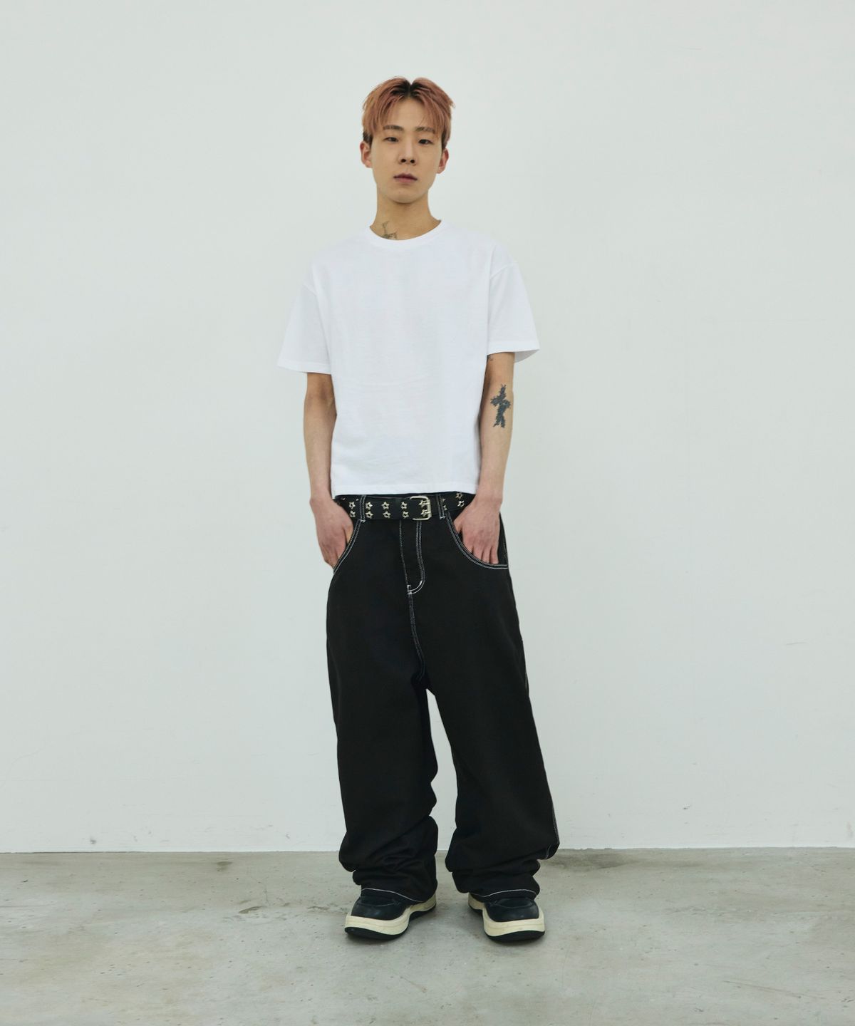 스켈리웩(SCALLYWAG) [류정란 × 스켈리웩] PULL UP 크롭 티셔츠[화이트]