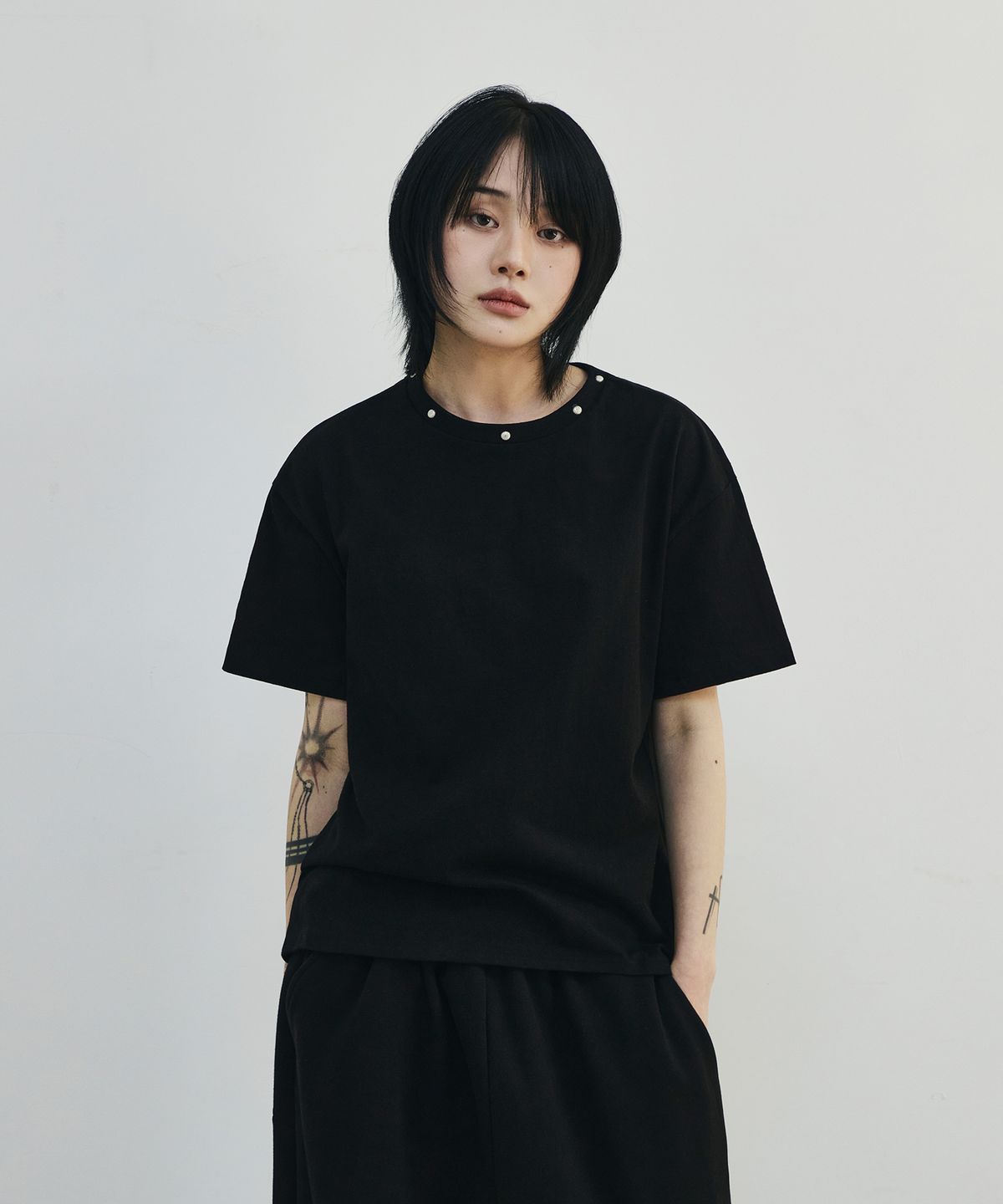 스켈리웩(SCALLYWAG) 넥라인 스터드 티셔츠[블랙]
