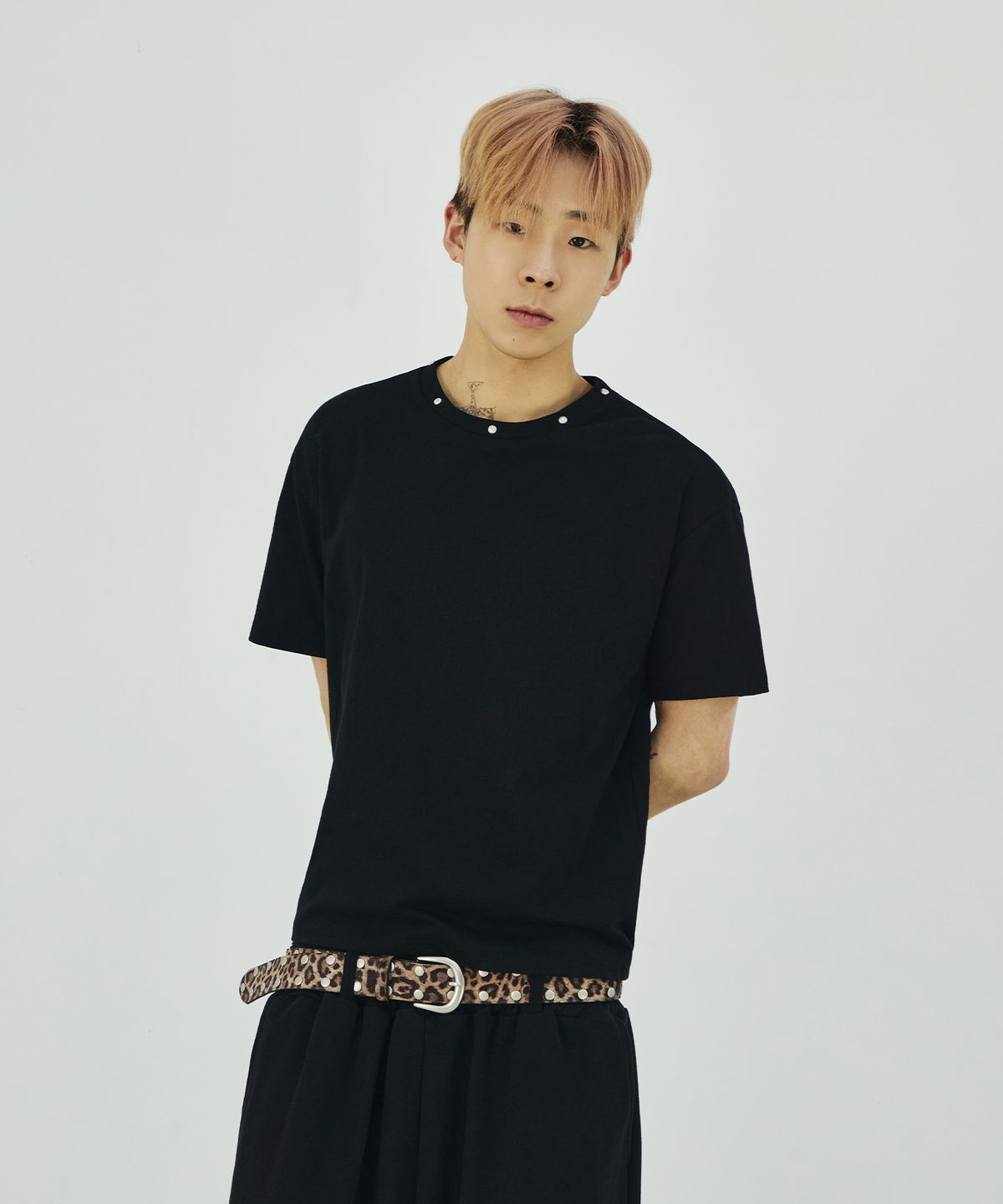 스켈리웩(SCALLYWAG) 넥라인 스터드 티셔츠[블랙]