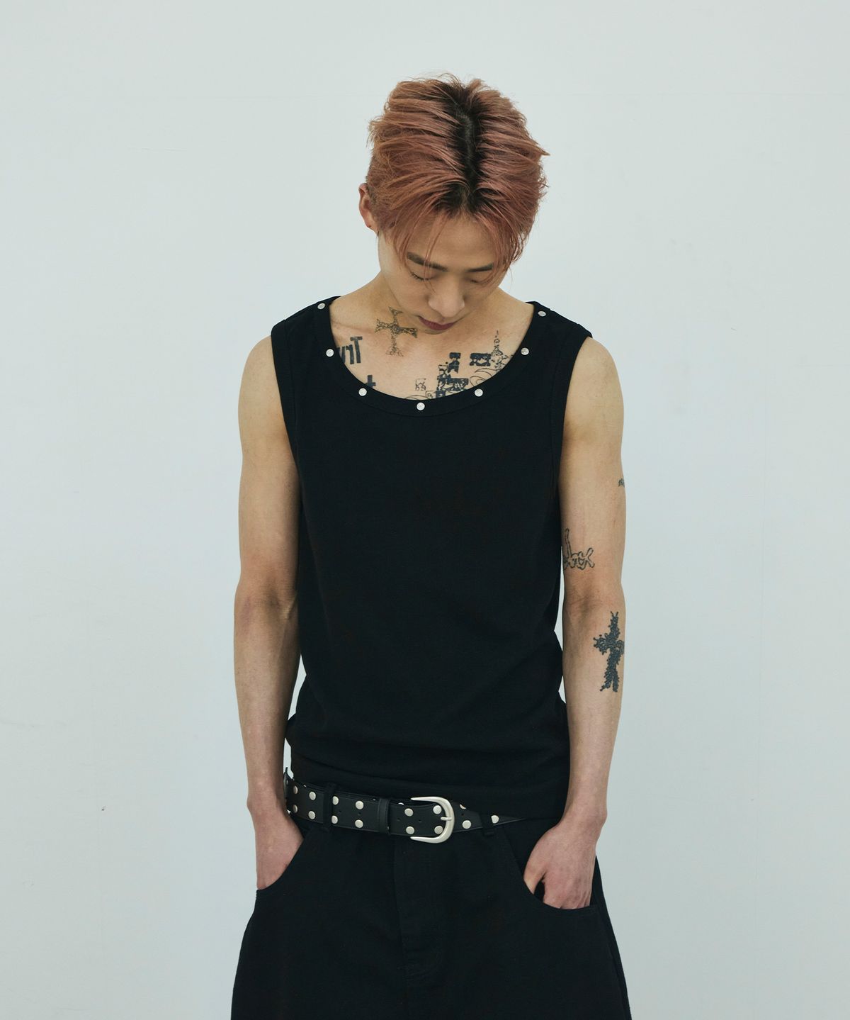스켈리웩(SCALLYWAG) 넥라인 스터드 슬리브리스[블랙]