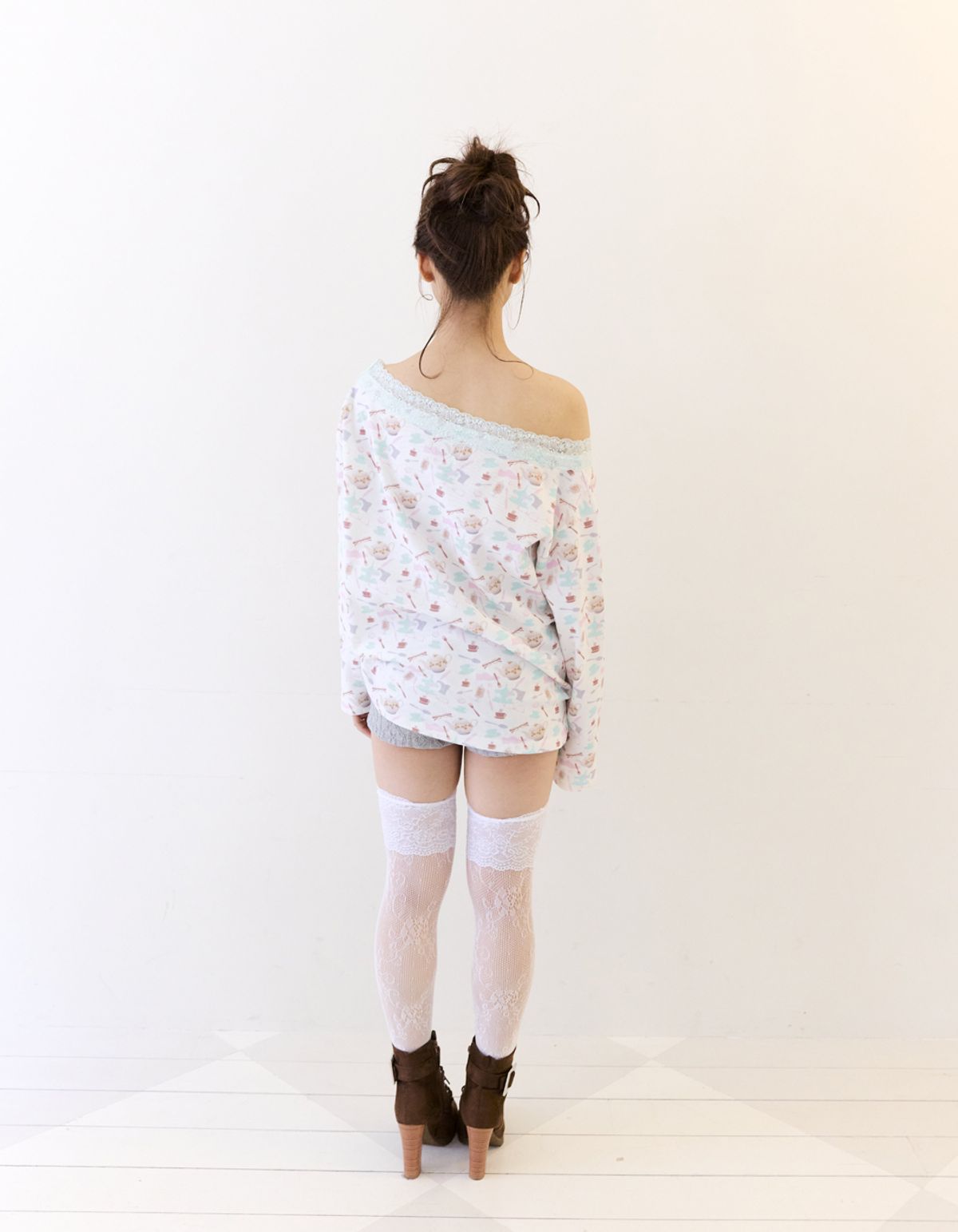 혼쿄(HONKYO) Off - Shoulder Loose Top- Tea Party