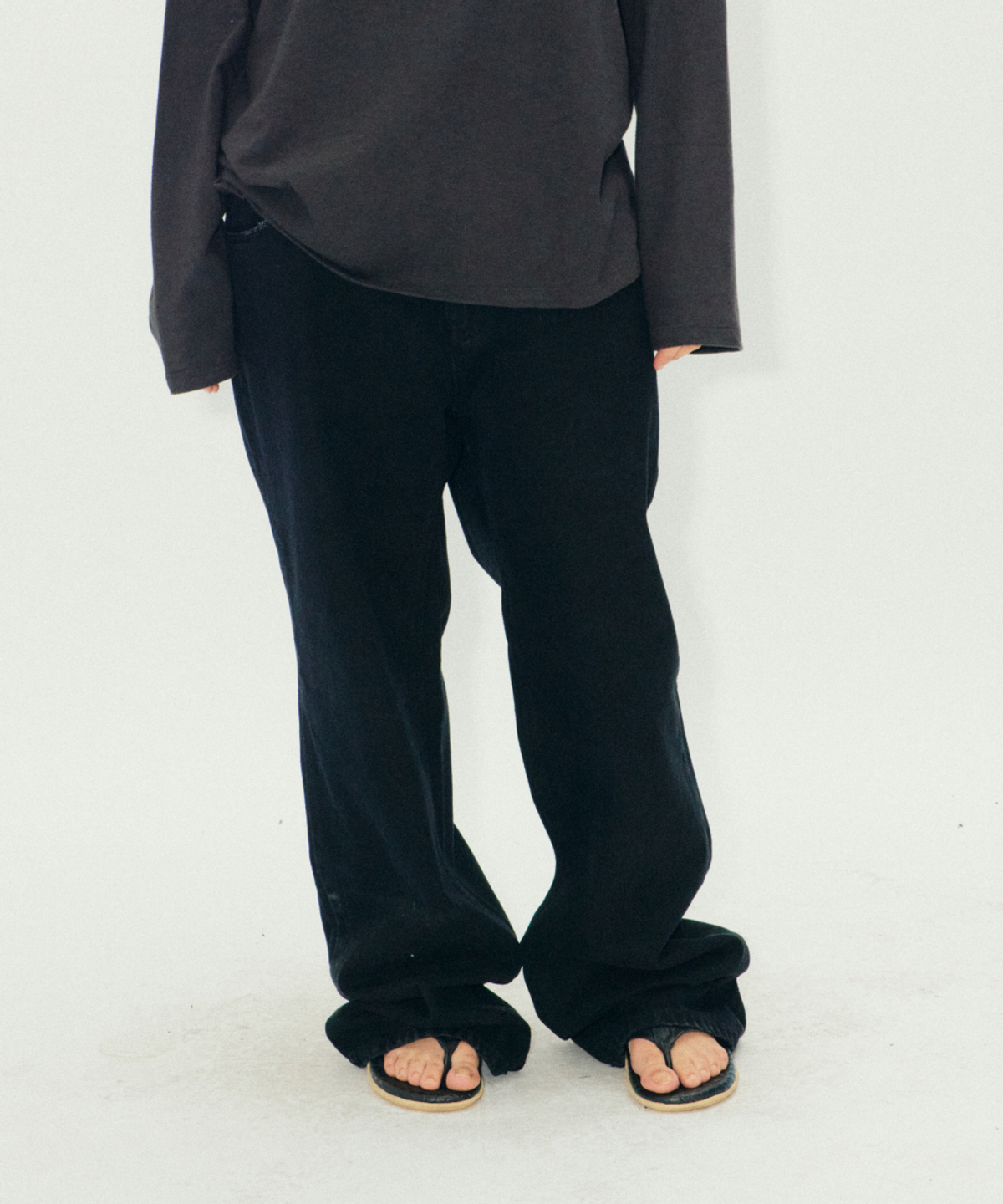 이알티알(ERTR) Back Belt Distressed Denim Pants Black