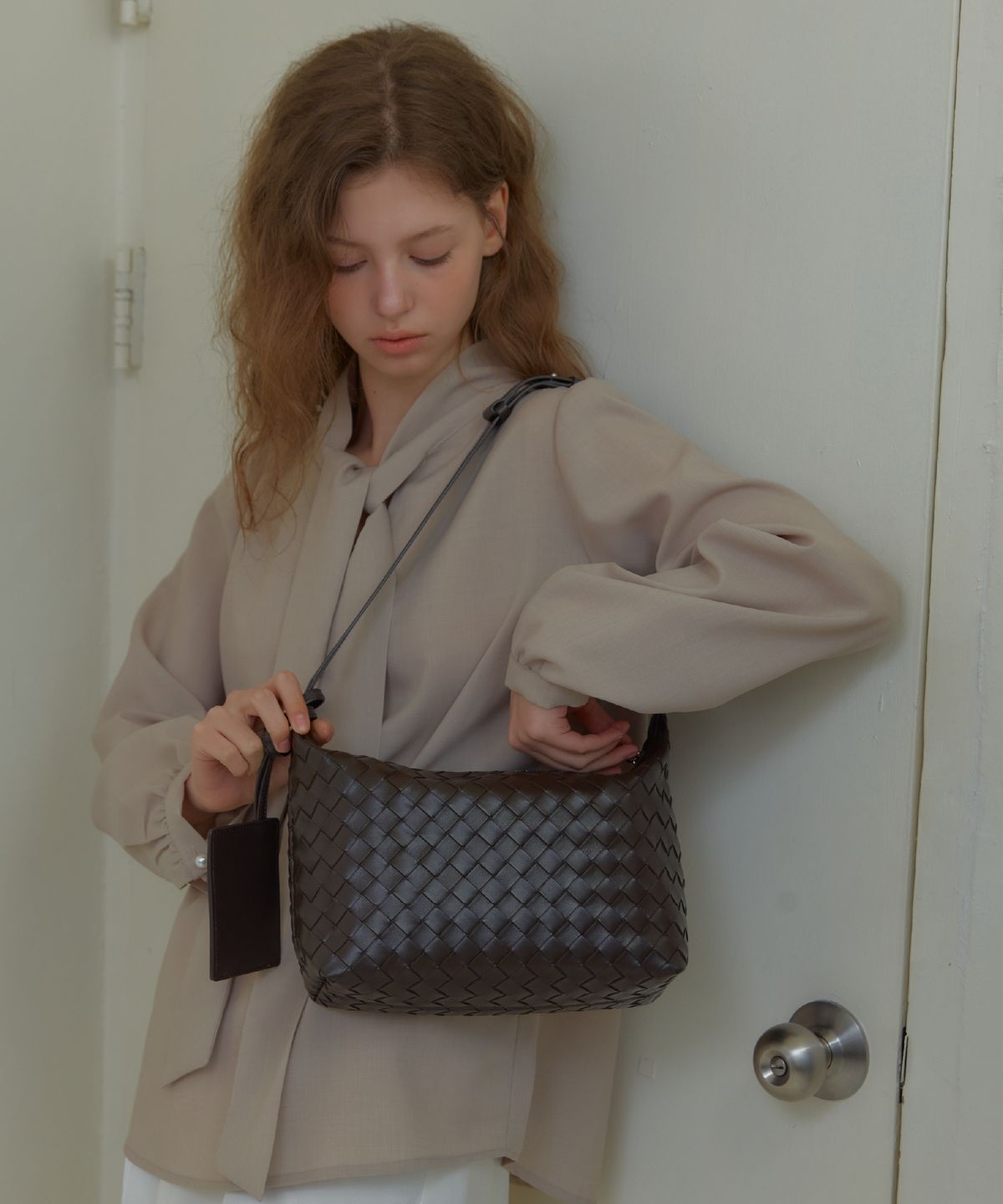아노에틱(ANOETIC) ANC WEAVING MESH MINI BAG_BROWN