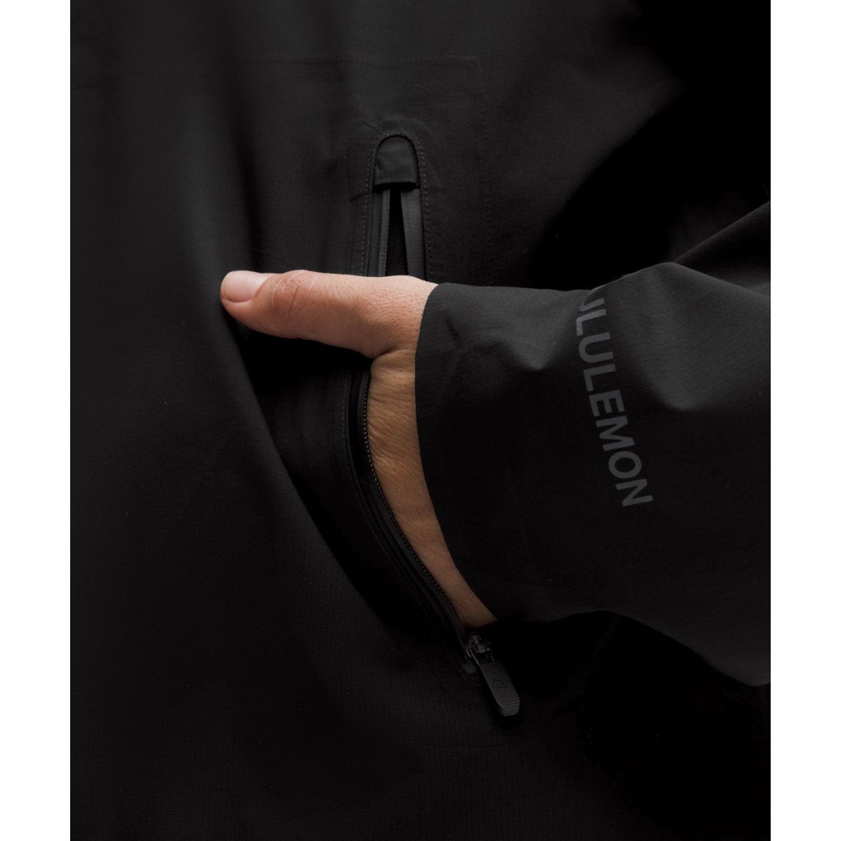 룰루레몬(LULULEMON) 라이트웨이트 워터프루프 러닝 재킷  BLK