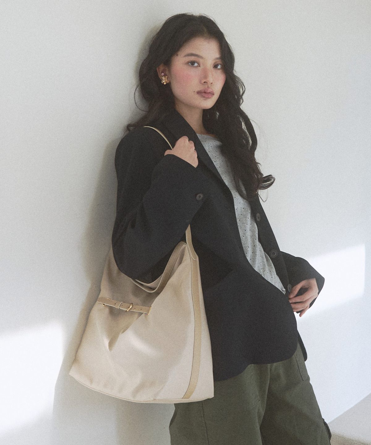 뉴루키(NEW LOOKY) Strap point bucket bag _Beige