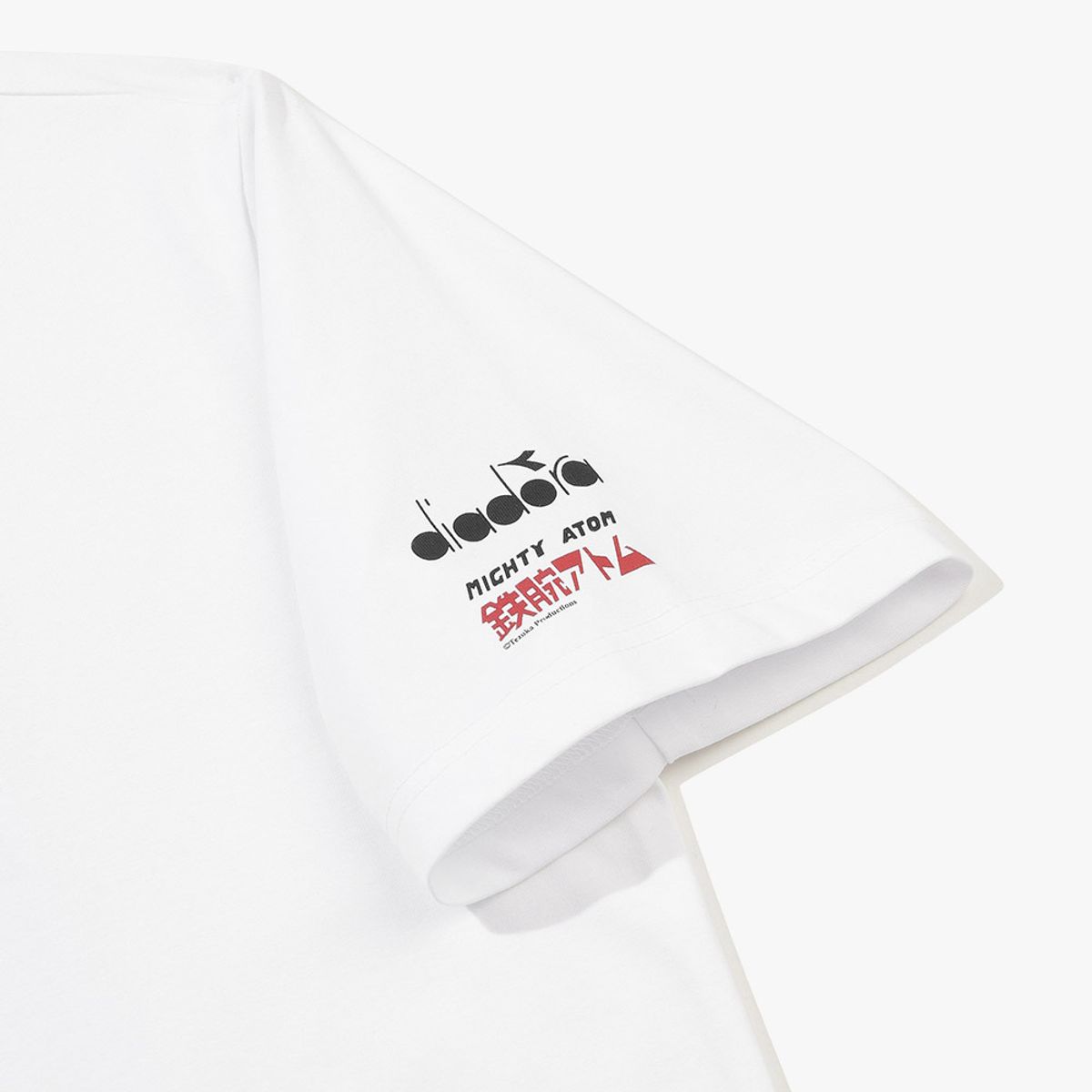 디아도라(diadora) 아톰 스몰 로고 반팔 티셔츠 WHITE