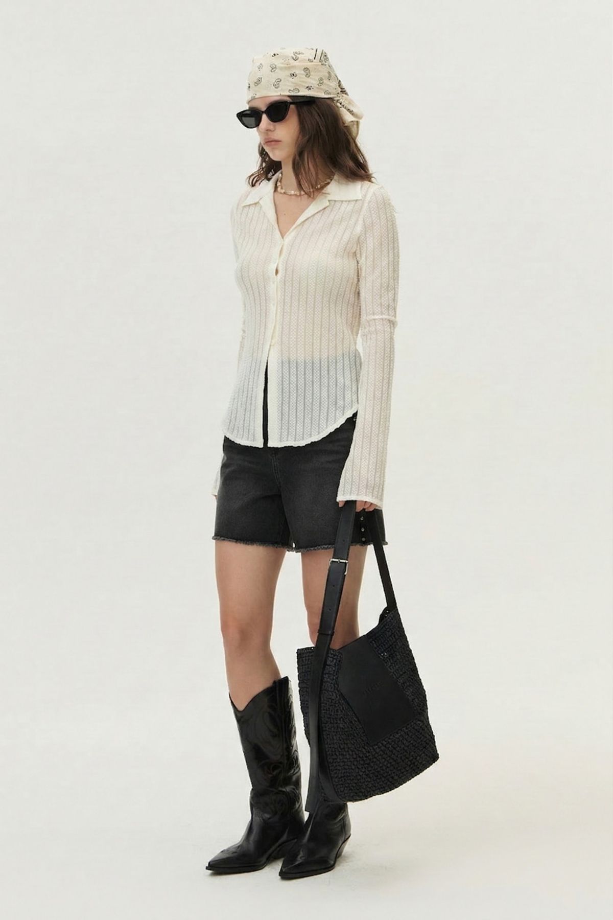 쿠메(KUMÉ) Frayed Studded Denim Shorts, Black