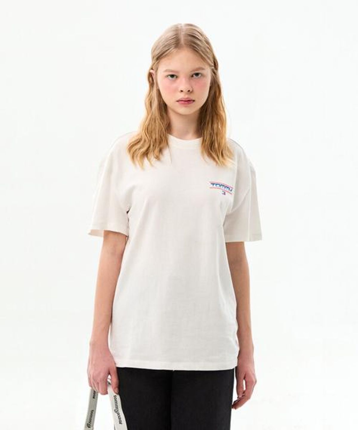 타미진스(TOMMY JEANS) [UNISEX] 포스터 반팔 티셔츠 (T32G1TTO43TMT1YBL)