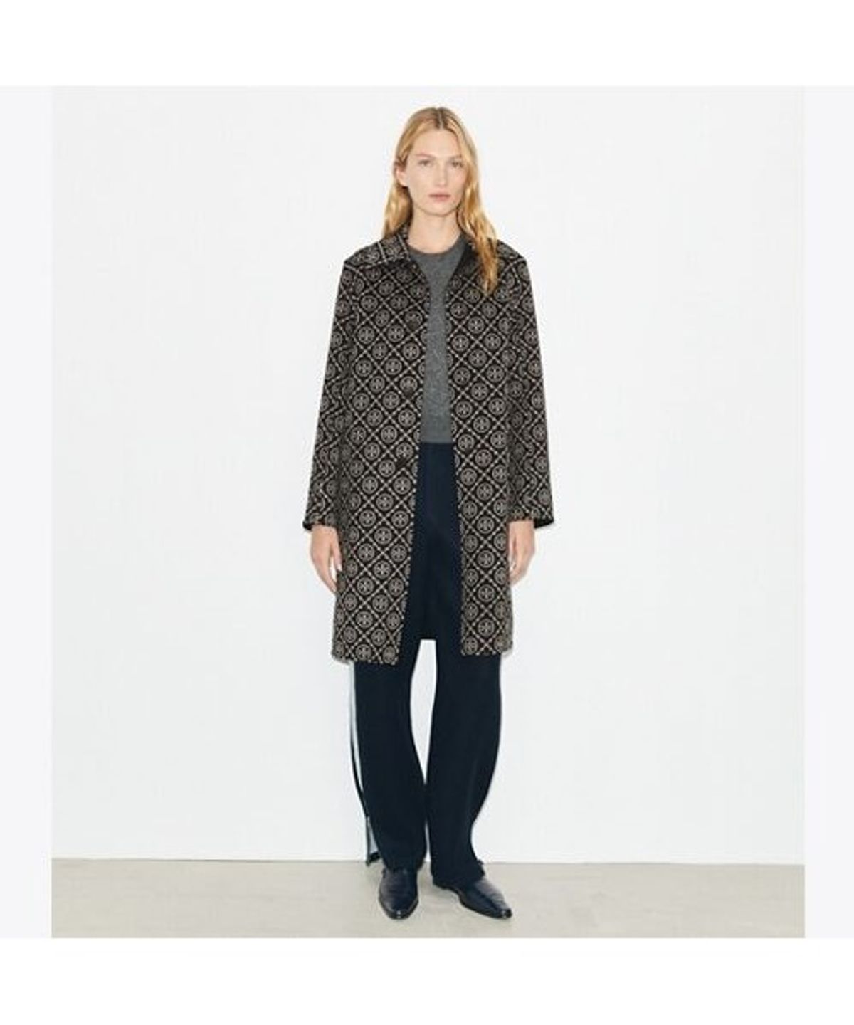 토리버치(TORYBURCH) 자카드 티 모노그램 울 코트 - 블랙 / 티 모노그램 자카드 콤비