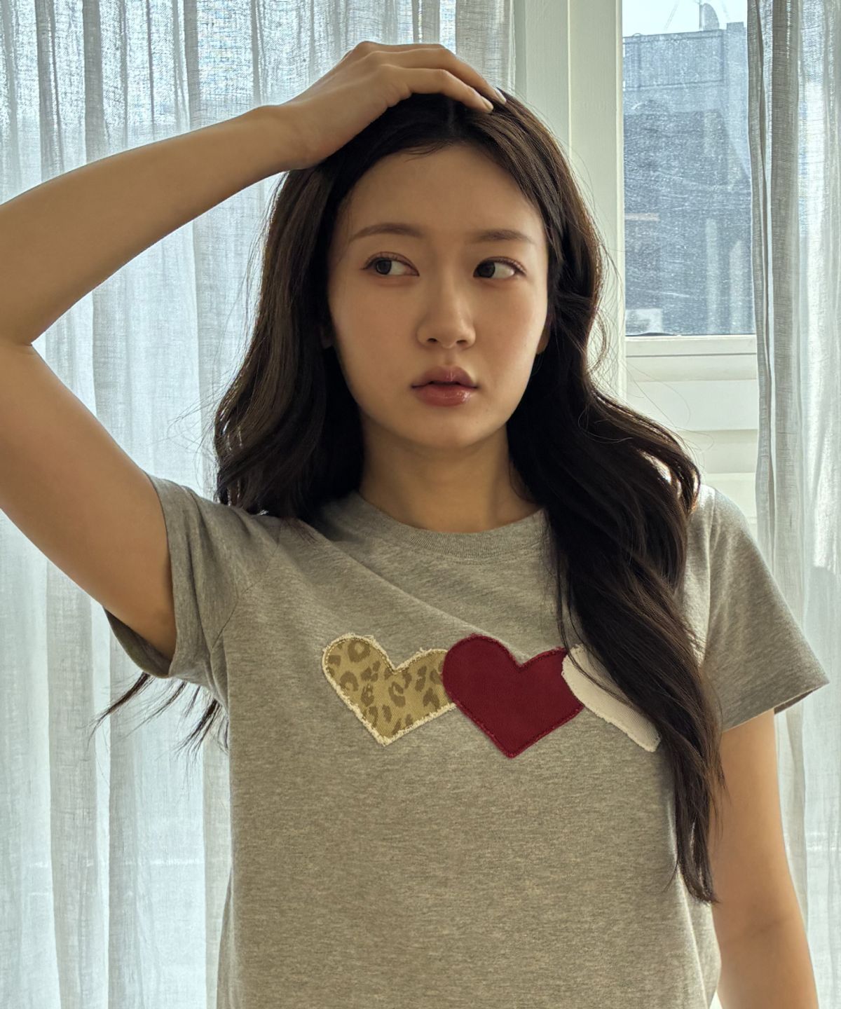 로긴 앤 로지(ROGIN N ROSIE) Leopard Point Heart Patch Cotton T-shirt Gray