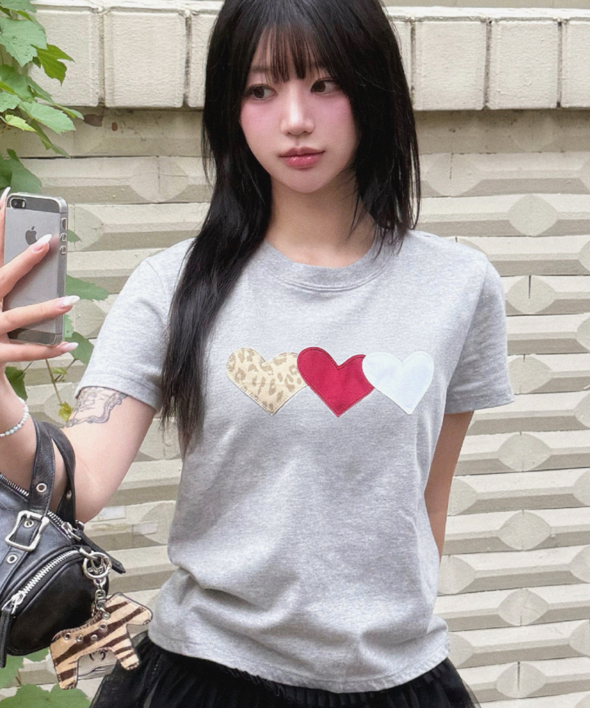 로긴 앤 로지(ROGIN N ROSIE) Leopard Point Heart Patch Cotton T-shirt Gray