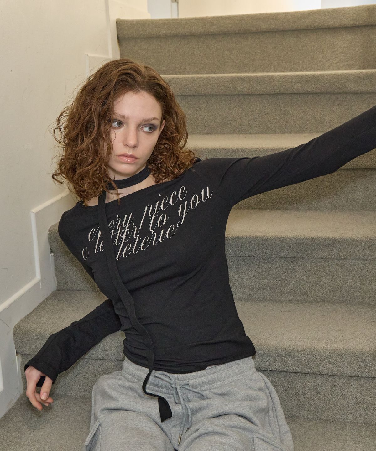 레터리(LETERIE) LETTERING OFF-SHOULDER TIE LONG SLEEVE_BLACK