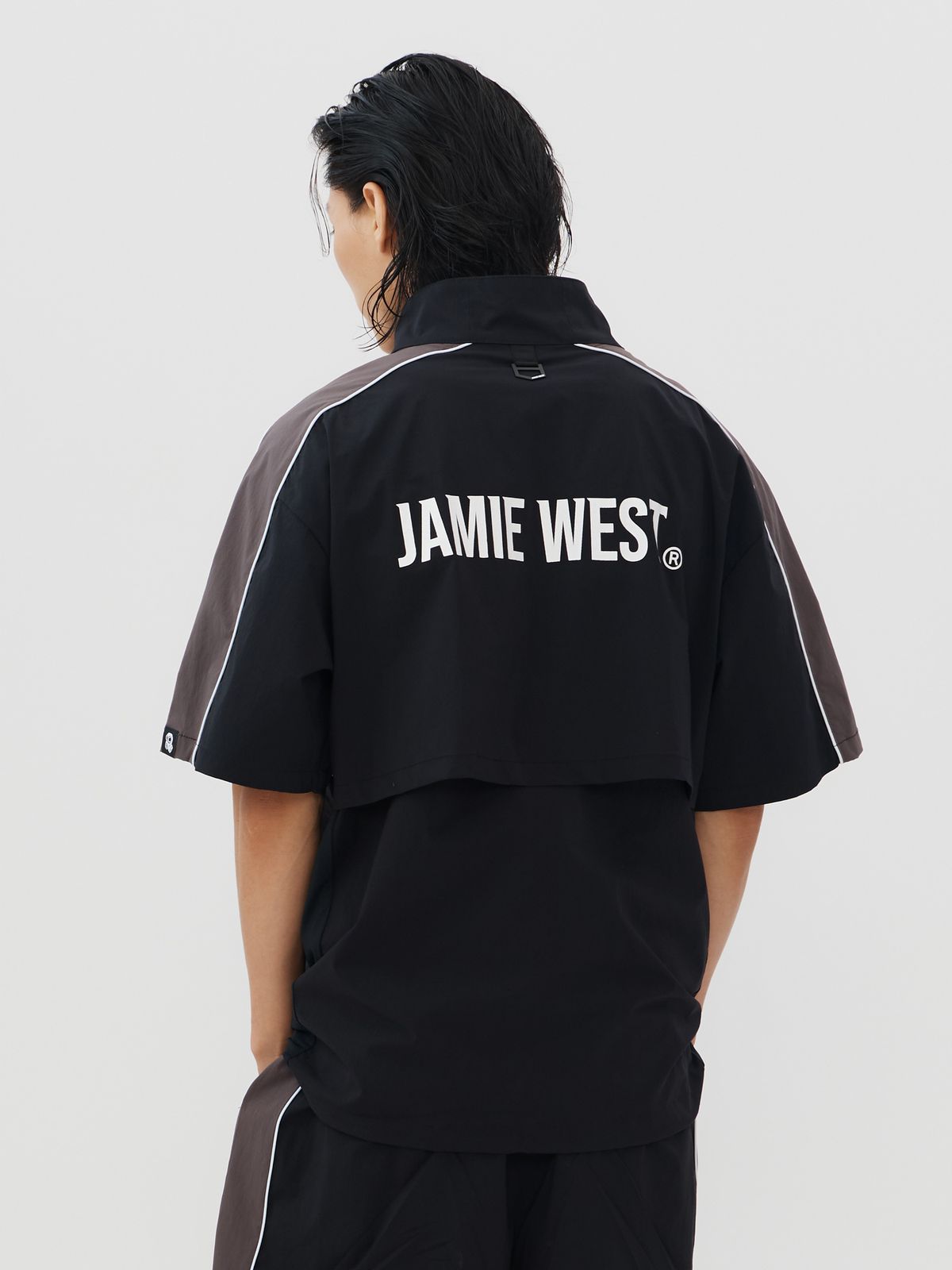 제이미웨스트(JAMIE WEST) 파이핑 벤틸레이션 하프집업 스탠드카라 티셔츠 (블랙)