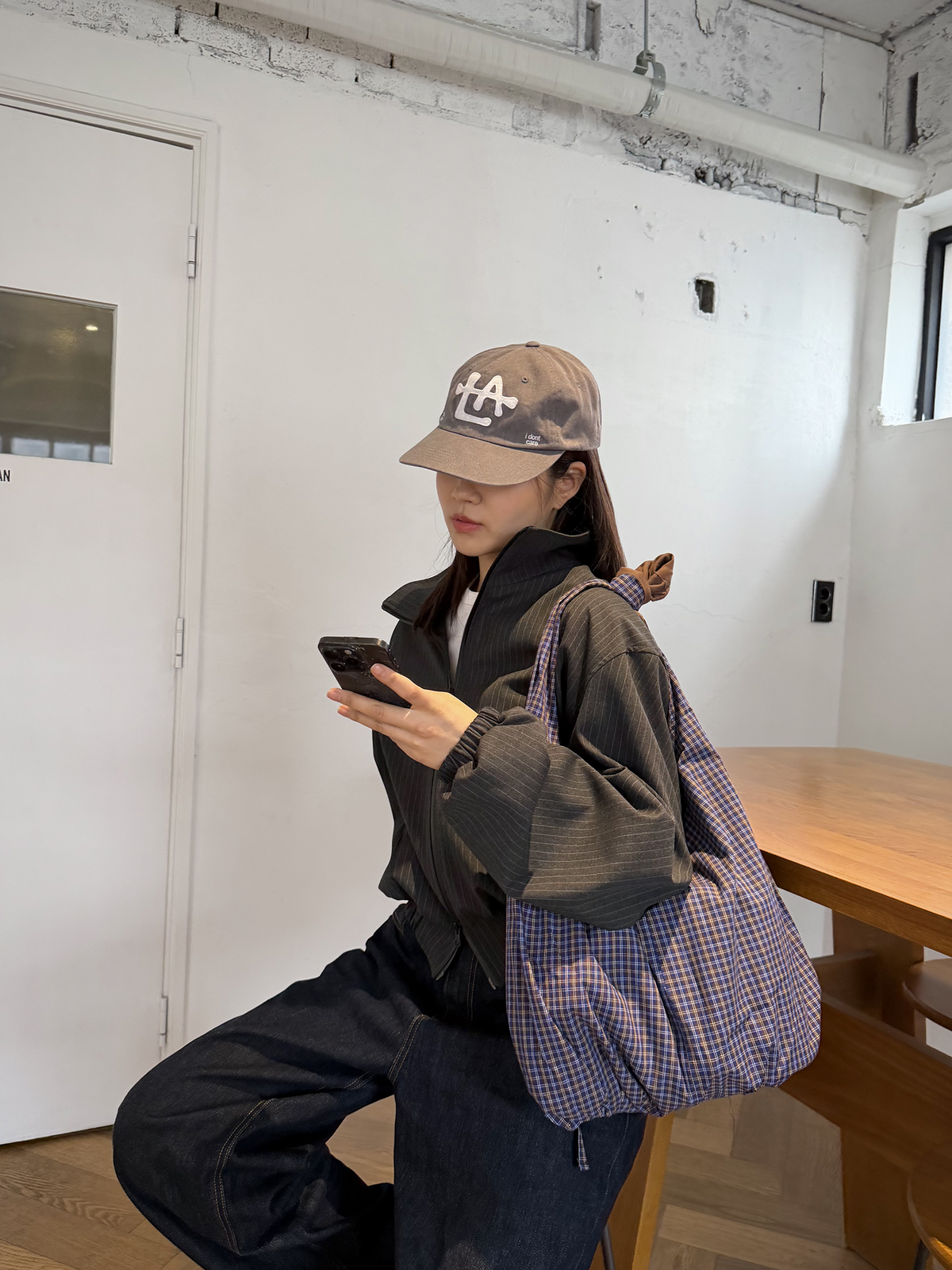 타미카집(TAMIKA ZIP) Peek-a-boo Reversible bag_Navy/Brown